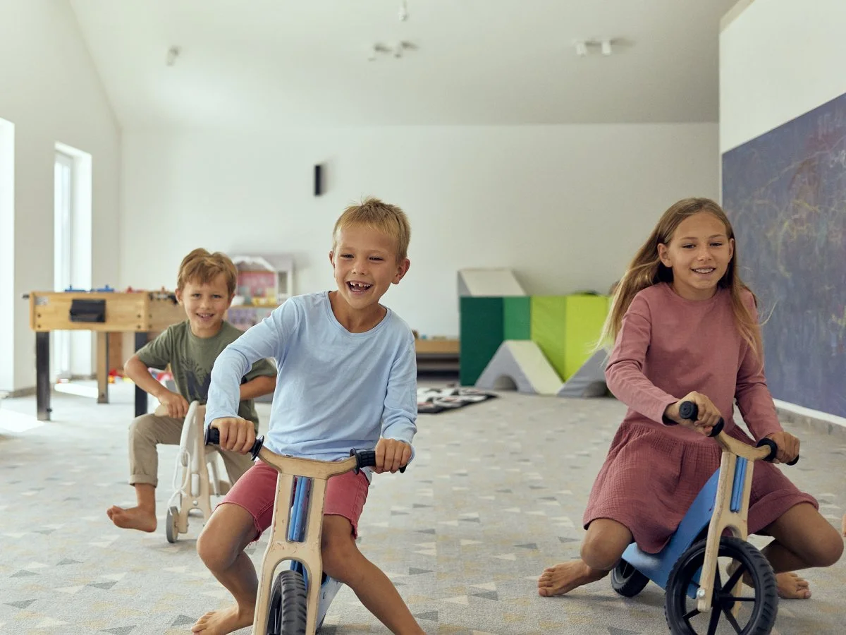 Dovolená u Baltu pro páry i rodiny: moderní resort s wellness, bazénem a jídlem, 5 min. od pláže