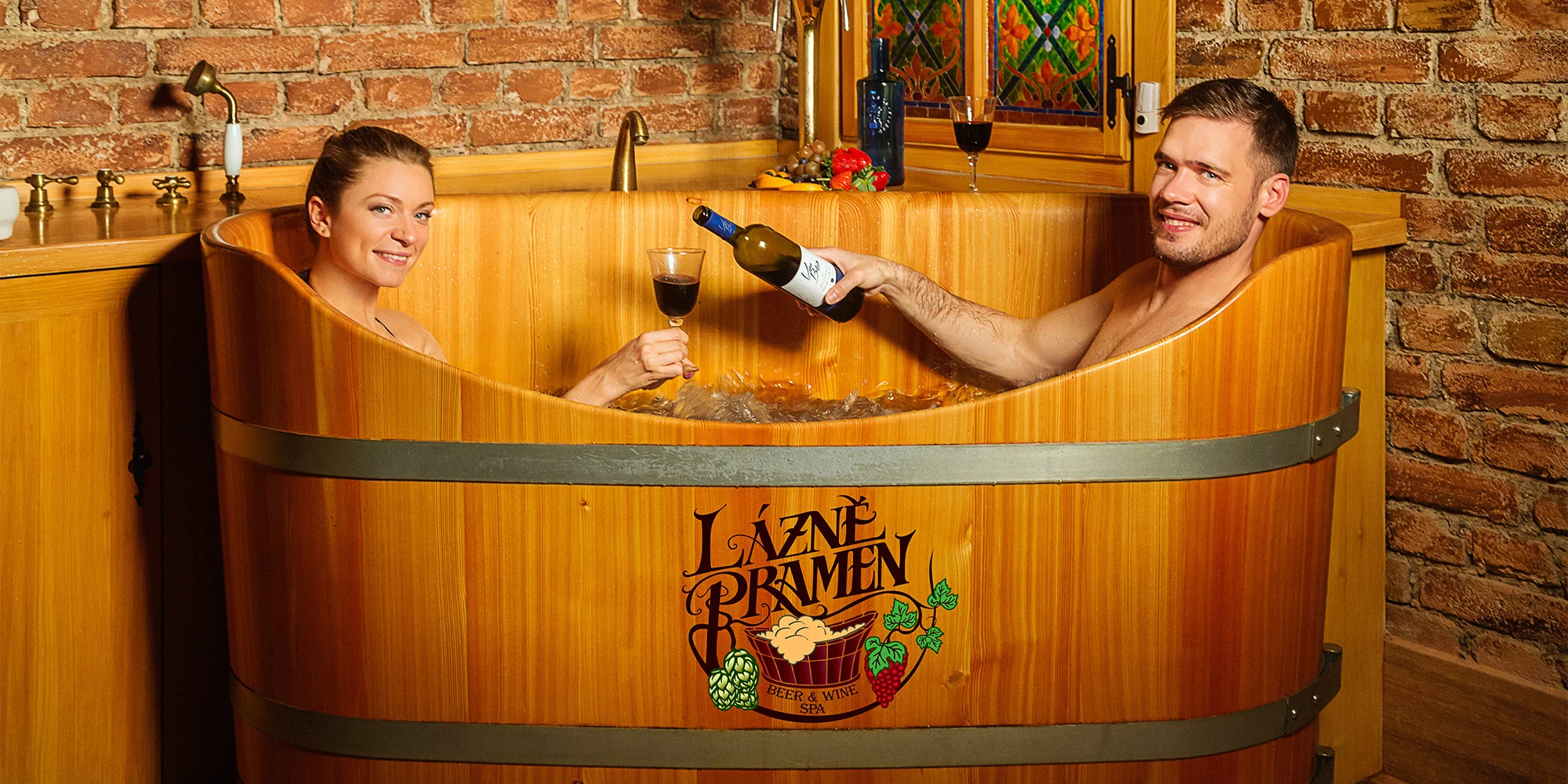 Pohádková relaxace pro dva: pivní či vinná koupel vč. občerstvení a konzumace piva či vína