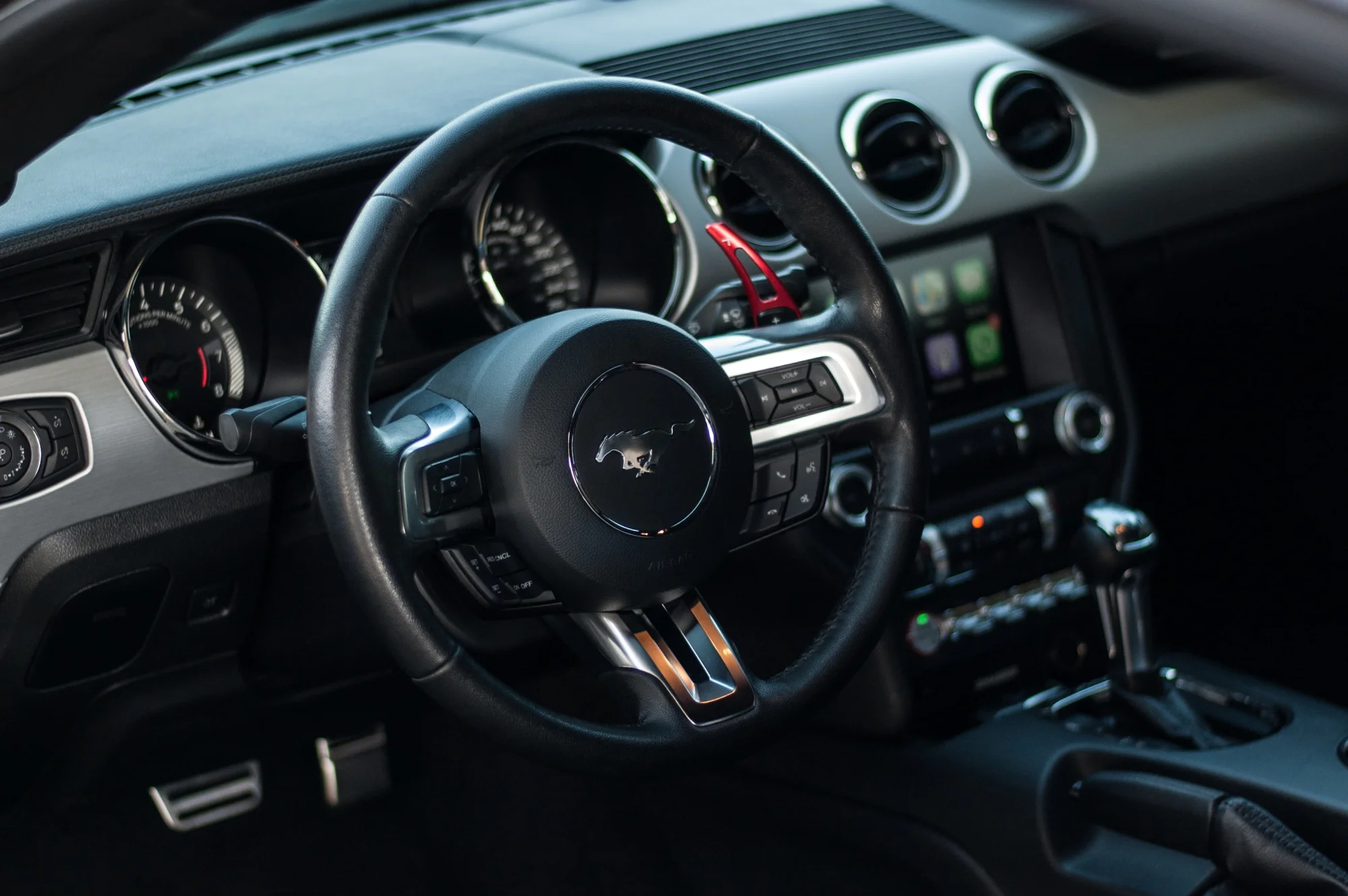 Usedněte za volant supersportu: nabušený Ford Mustang GT 5.0