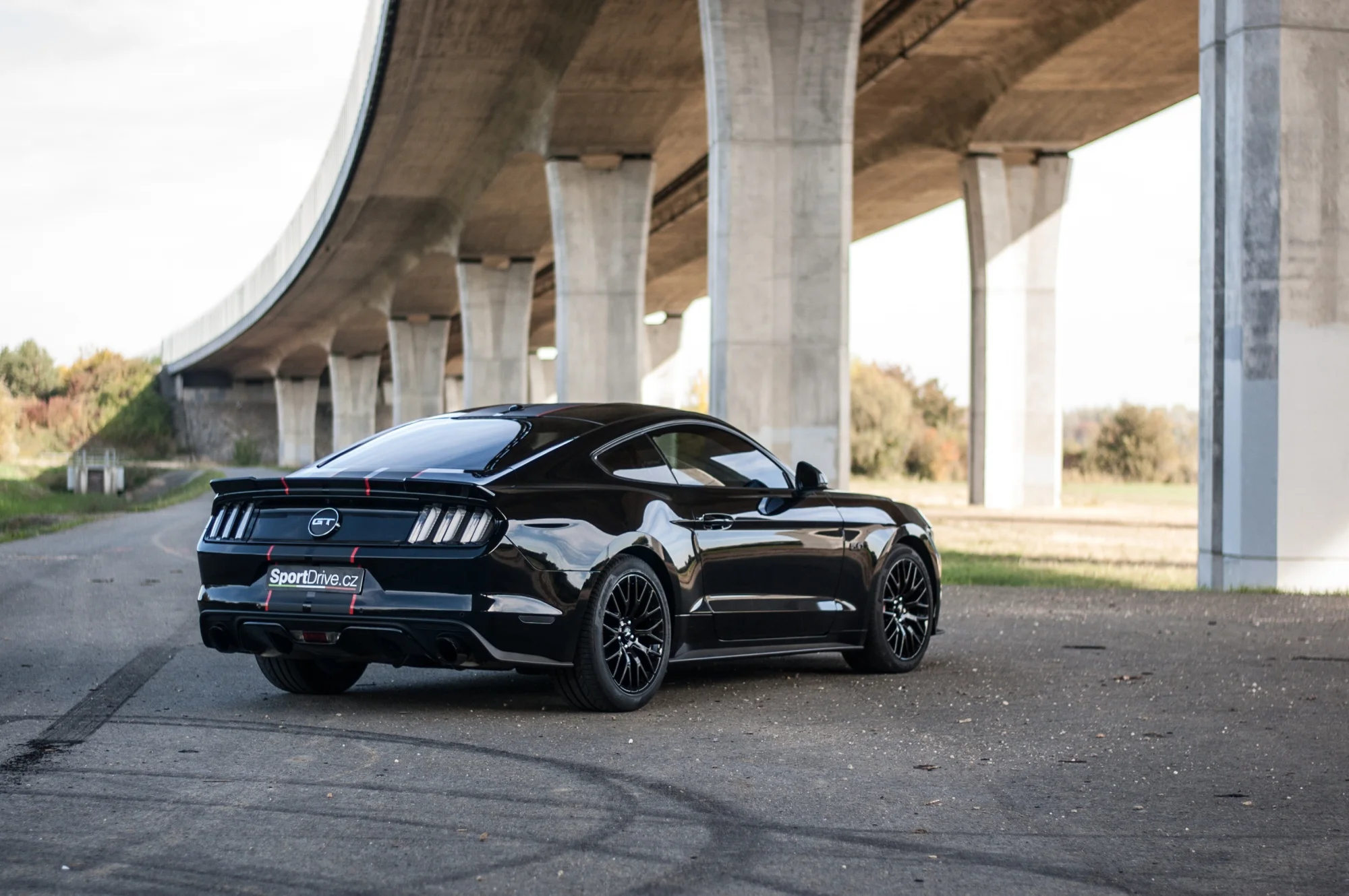 Usedněte za volant supersportu: nabušený Ford Mustang GT 5.0