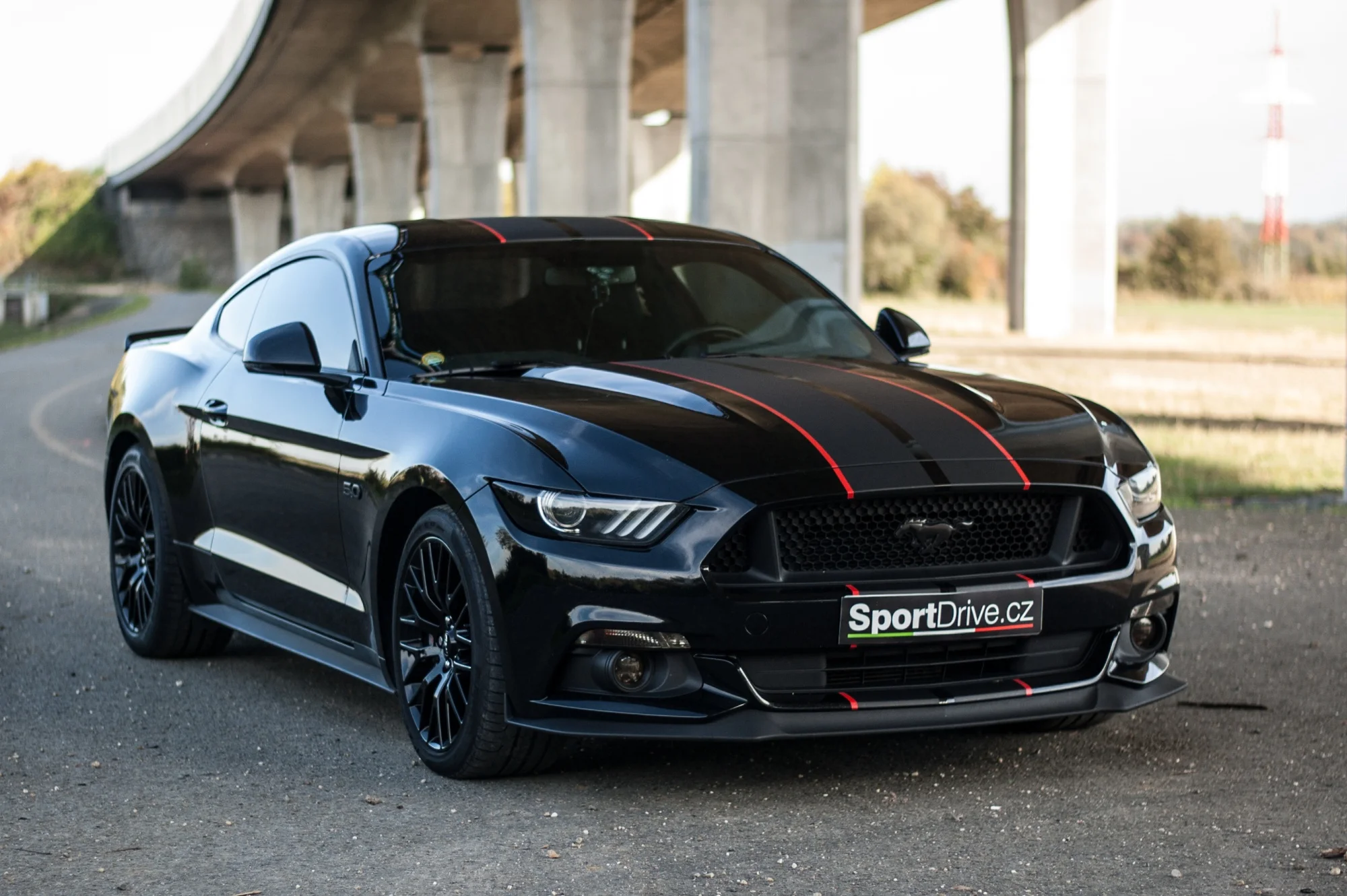 Usedněte za volant supersportu: nabušený Ford Mustang GT 5.0