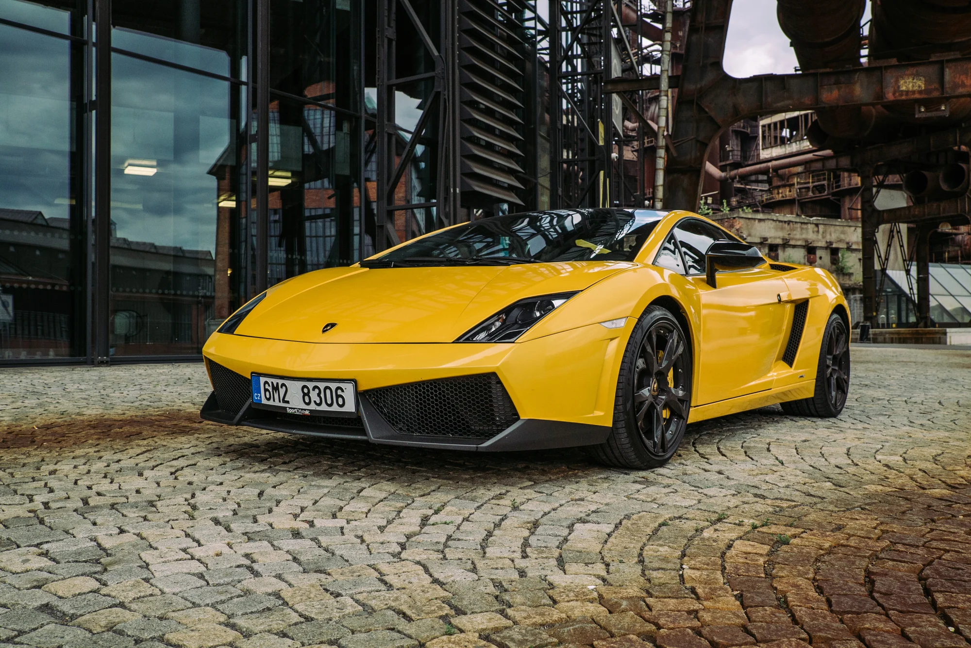 Ovládněte supersport: Ferrari California T nebo Lamborghini Gallardo na 15–40 minut řízení