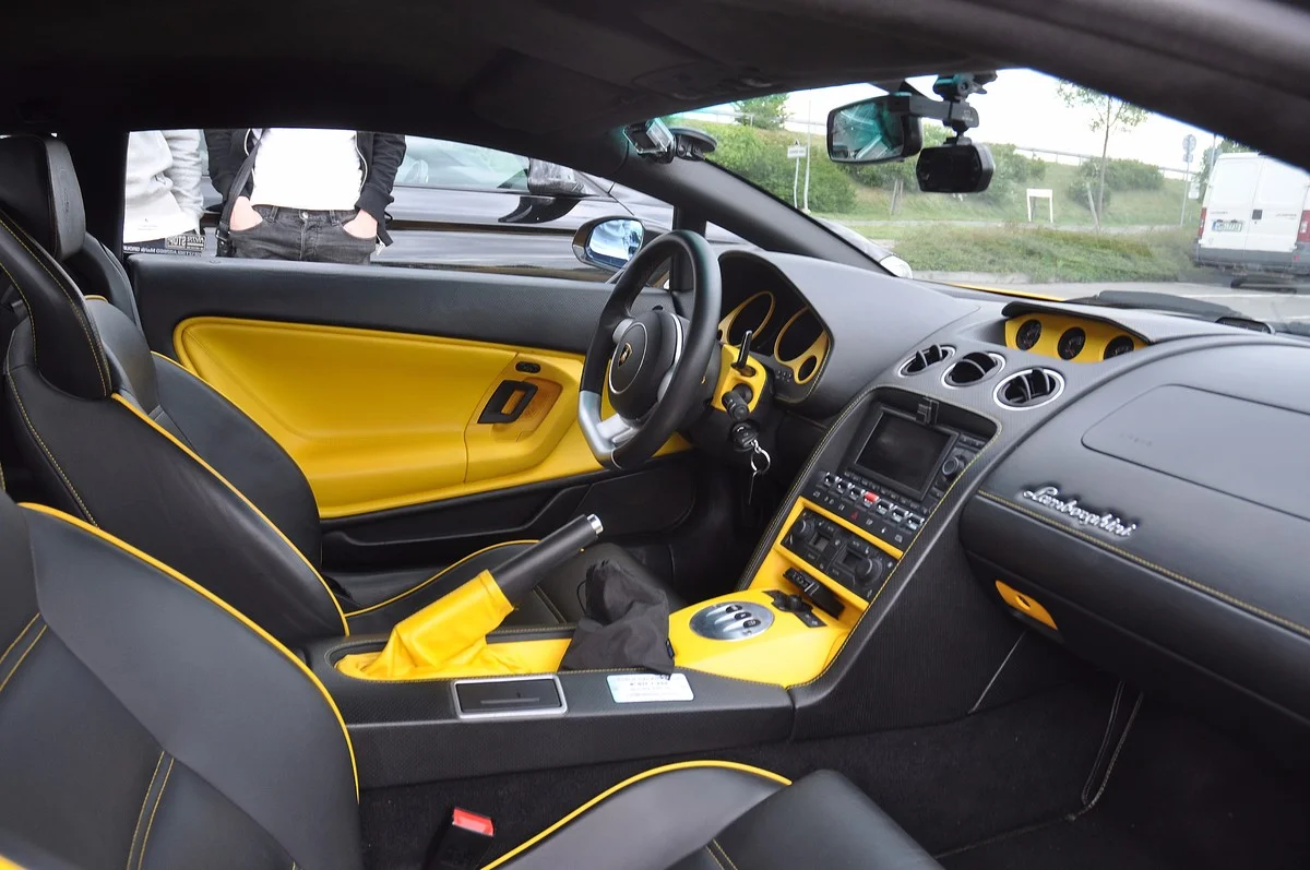 Ovládněte supersport: Ferrari California T nebo Lamborghini Gallardo na 15–40 minut řízení