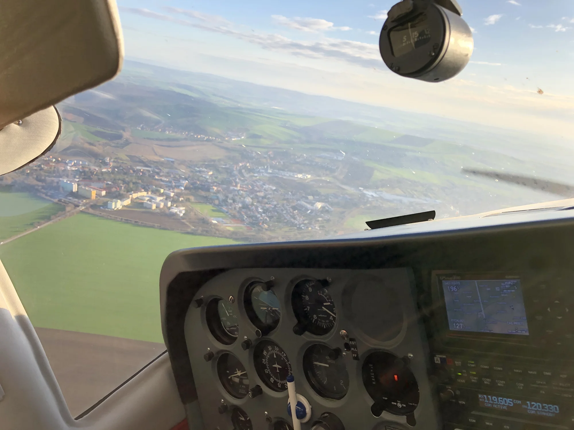 Vzneste se a kochejte se: vyhlídkový let v letadle Cessna 207 nad propastí Macocha