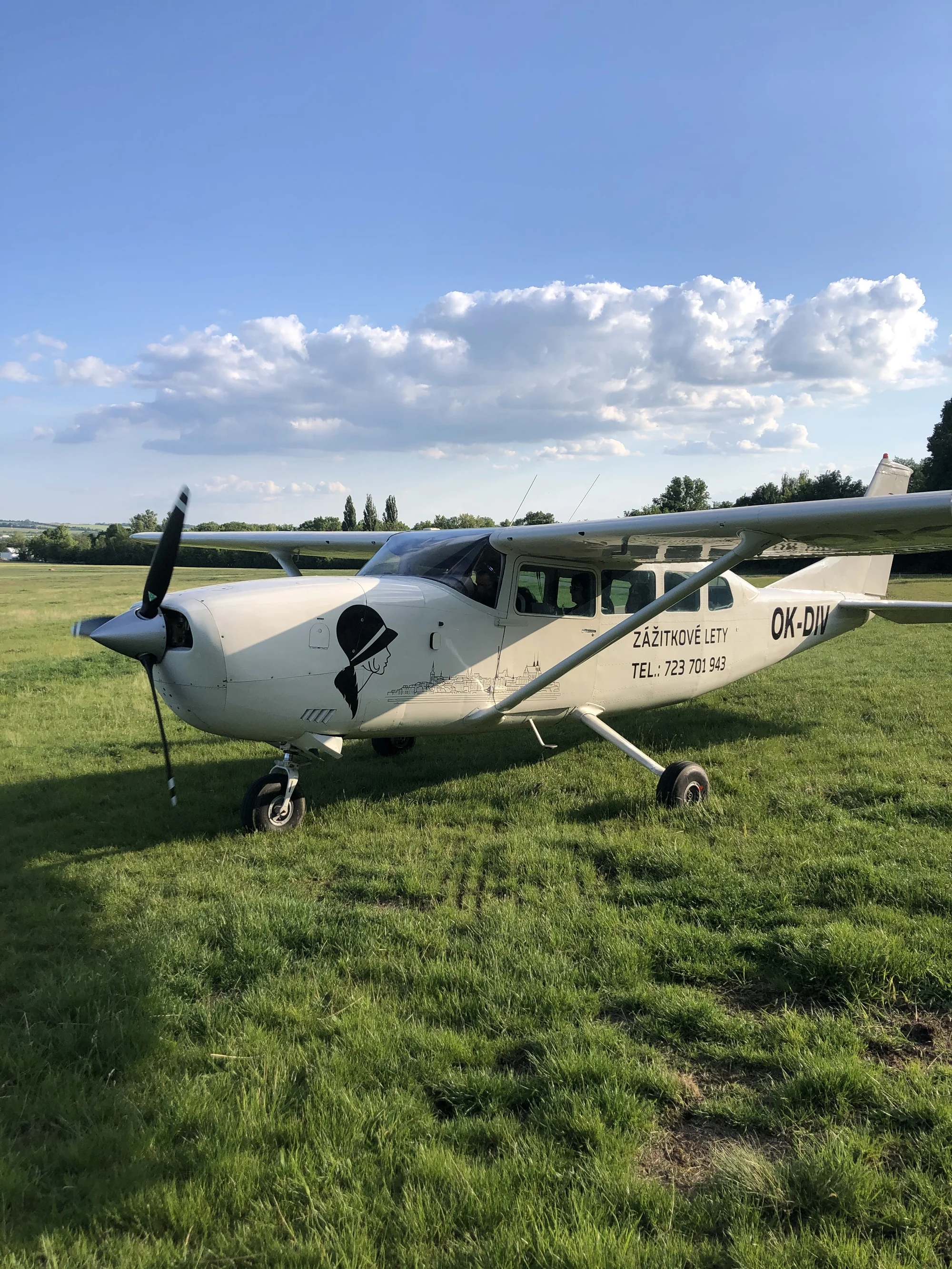 Vzneste se a kochejte se: vyhlídkový let v letadle Cessna 207 nad propastí Macocha