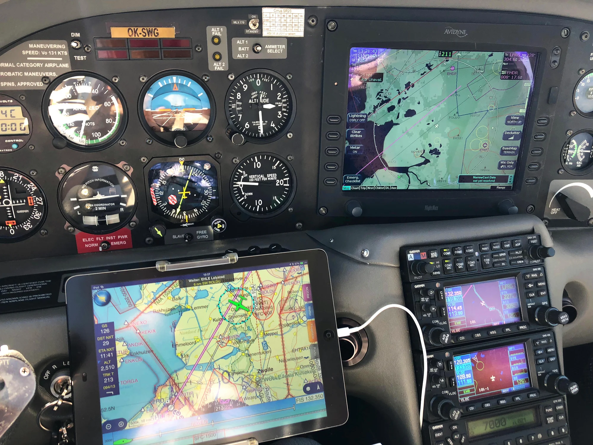 Romantický vyhlídkový let pro 2 osoby luxusním letadlem Cirrus SR 20 a k tomu sekt