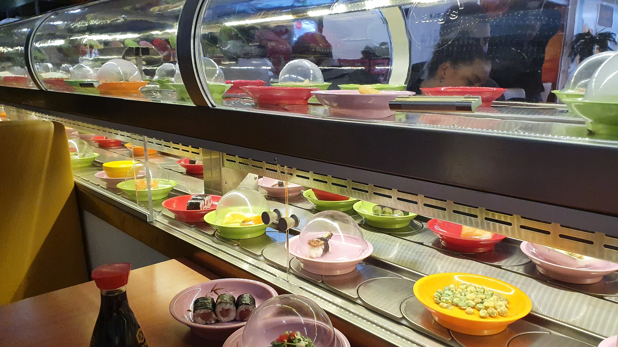 Neomezené hodování asijských dobrot: 2 hodiny running sushi pro jednoho