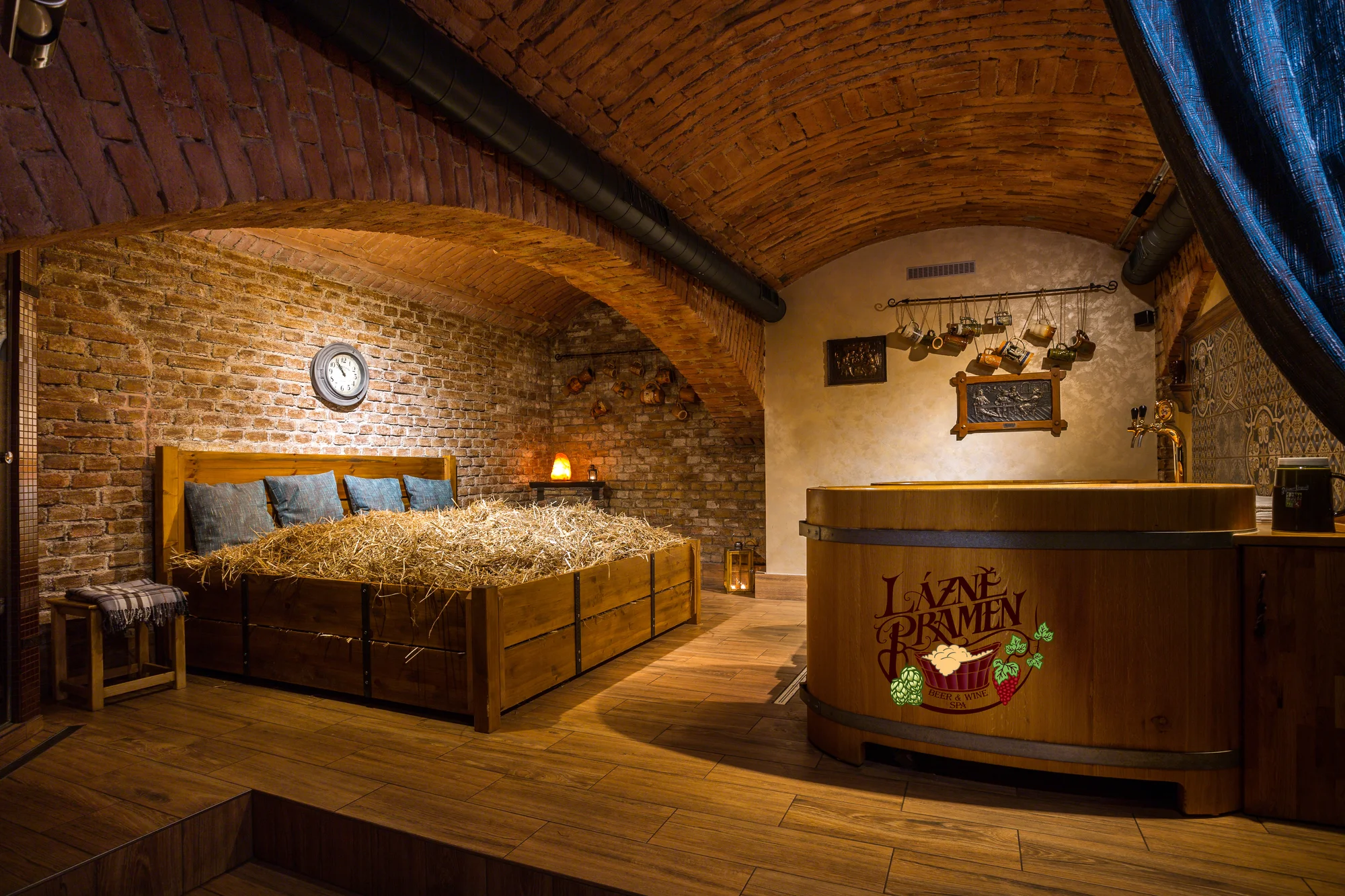 Pohádková relaxace pro dva: pivní či vinná koupel vč. občerstvení a konzumace piva či vína