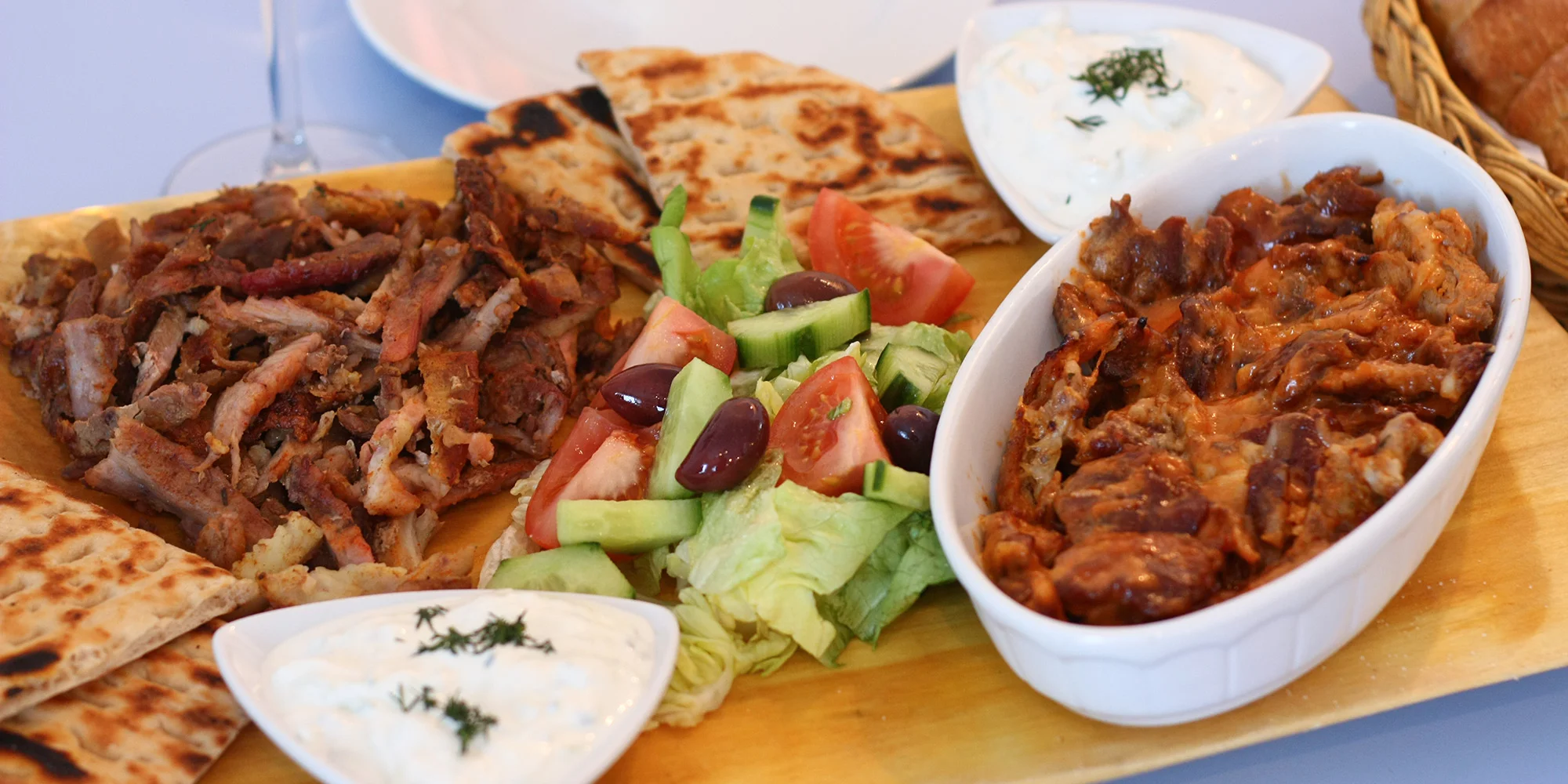 Gyros menu pro 2 osoby: talíř předkrmů, gyros v metaxové omáčce i mix dezertů a nápoje