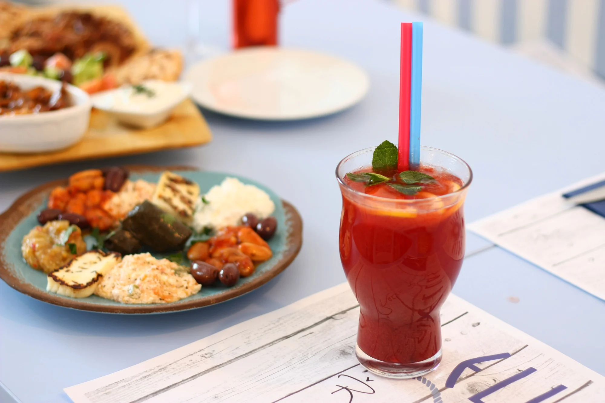 Gyros menu pro 2 osoby: talíř předkrmů, gyros v metaxové omáčce i mix dezertů a nápoje