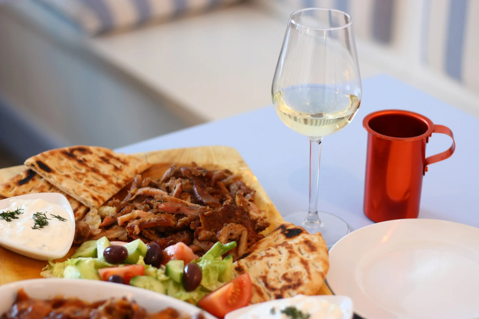 Gyros menu pro 2 osoby: talíř předkrmů, gyros v metaxové omáčce i mix dezertů a nápoje