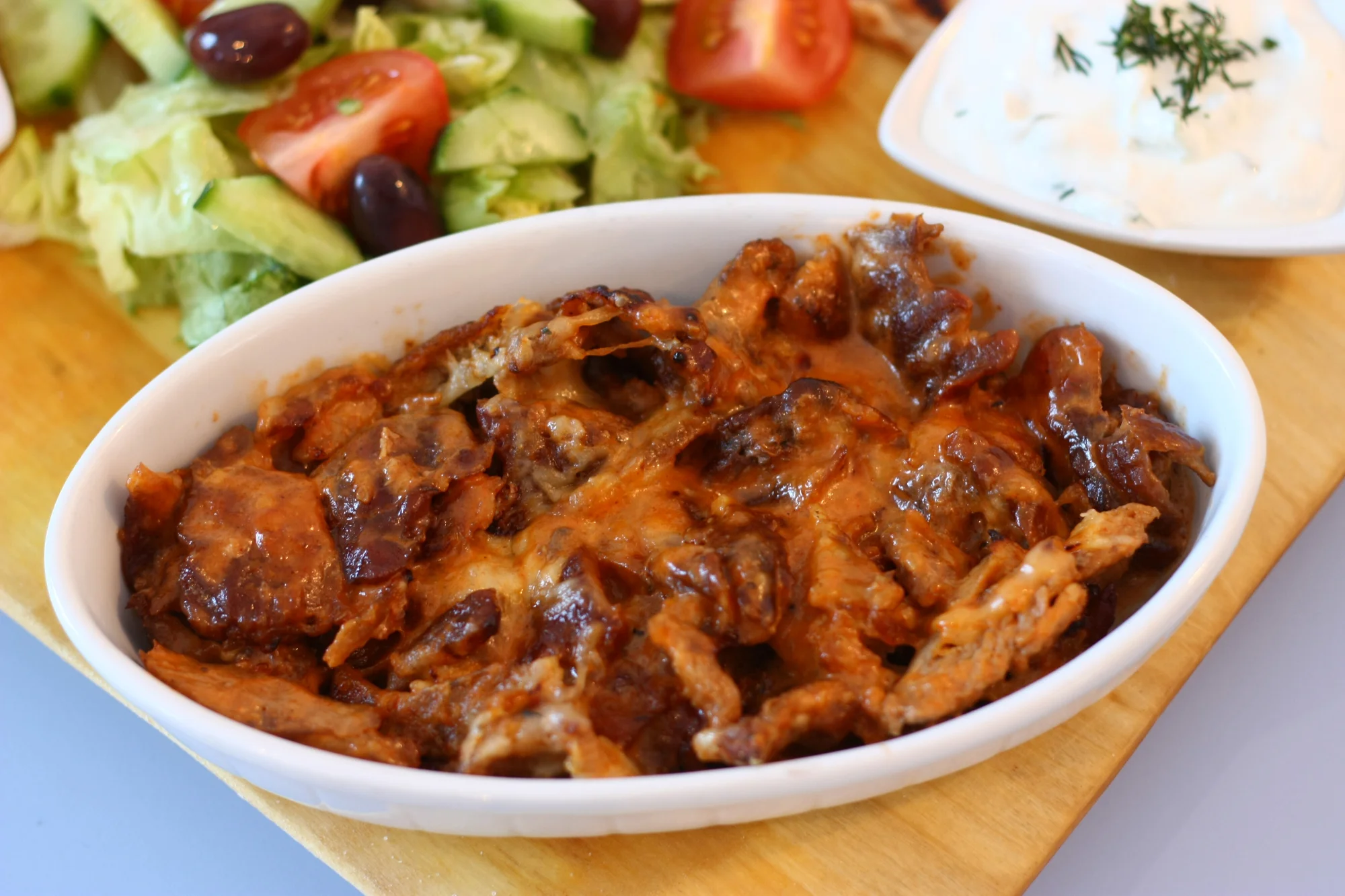 Gyros menu pro 2 osoby: talíř předkrmů, gyros v metaxové omáčce i mix dezertů a nápoje