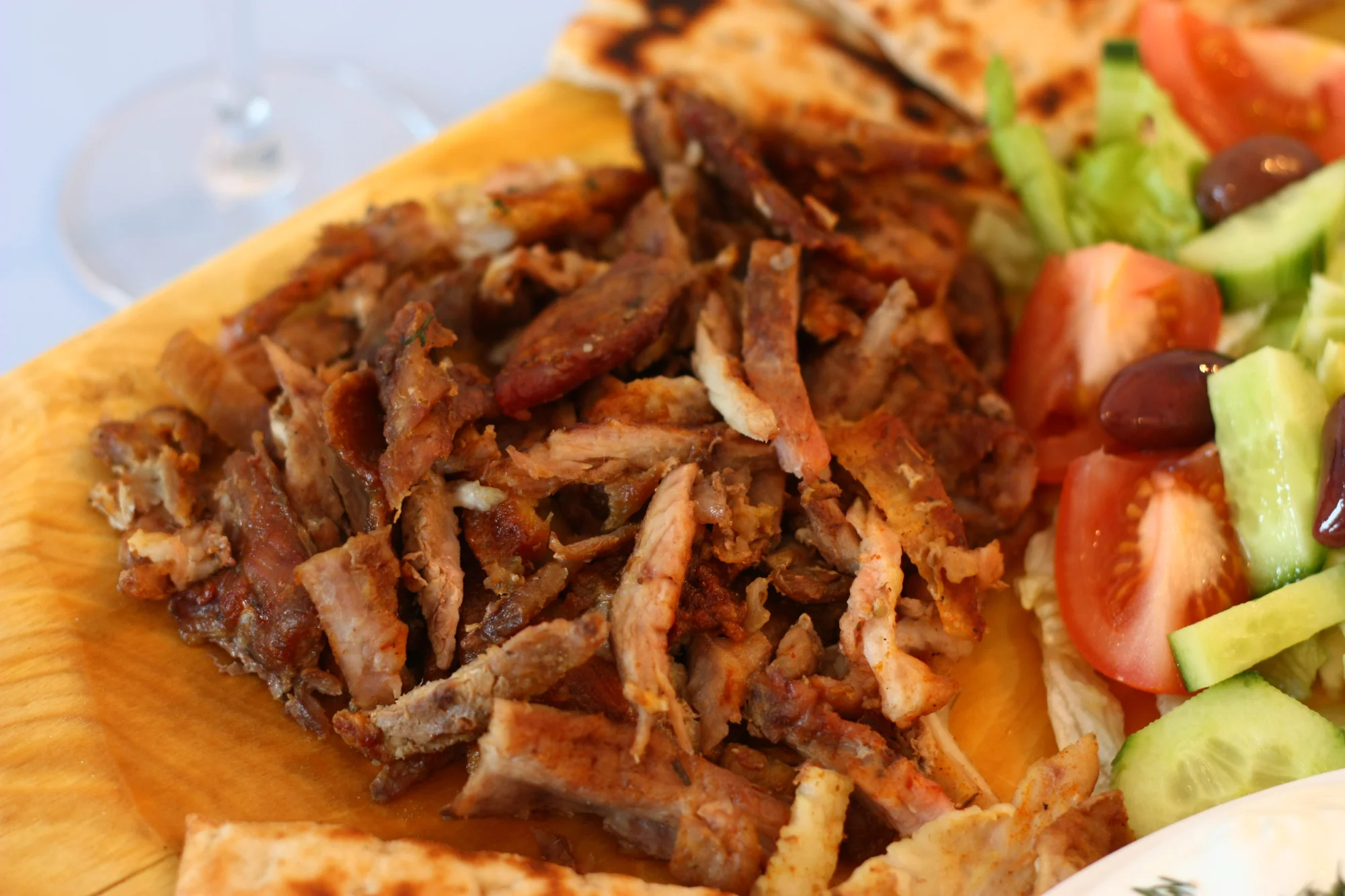 Gyros menu pro 2 osoby: talíř předkrmů, gyros v metaxové omáčce i mix dezertů a nápoje