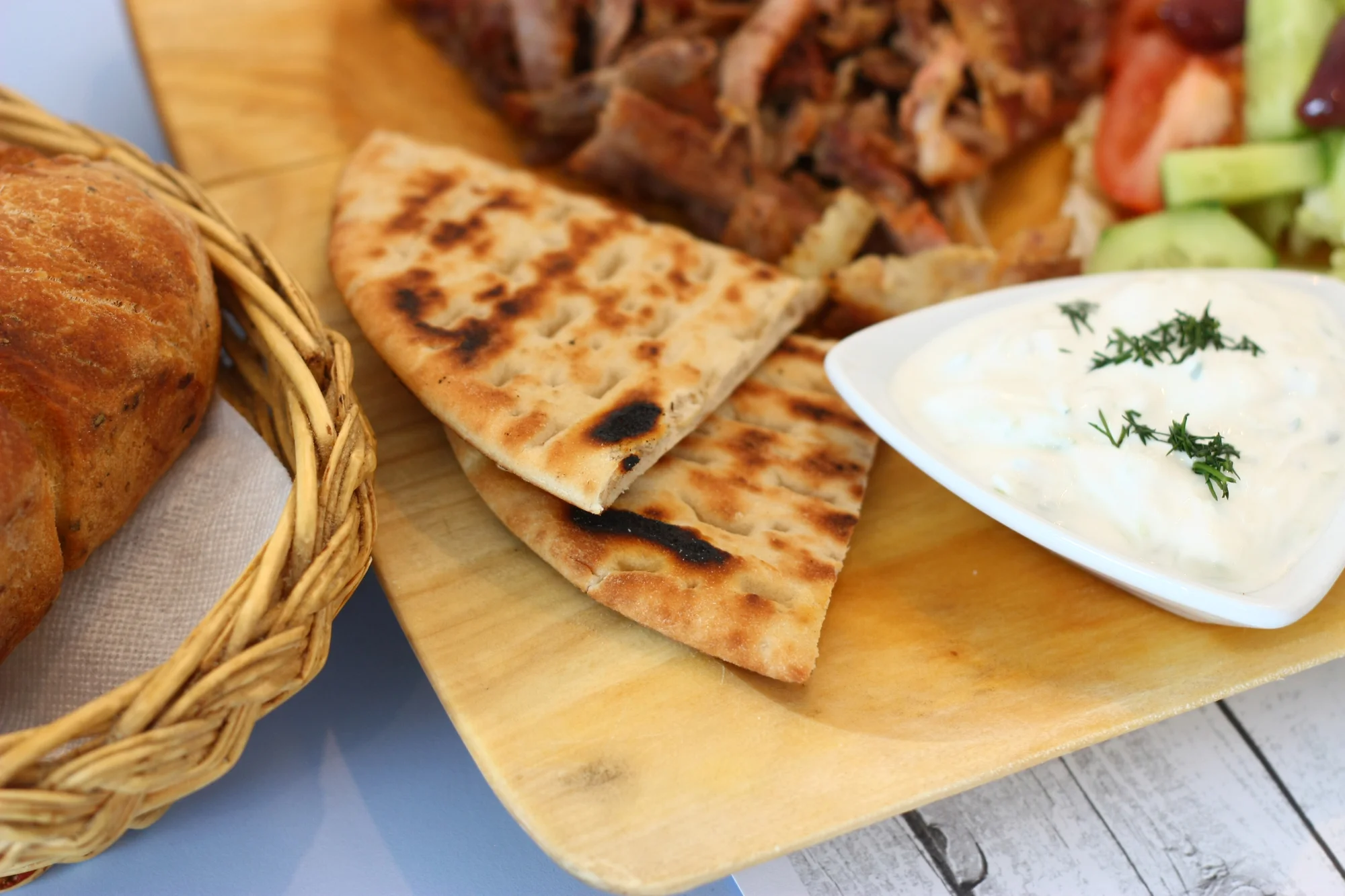 Gyros menu pro 2 osoby: talíř předkrmů, gyros v metaxové omáčce i mix dezertů a nápoje