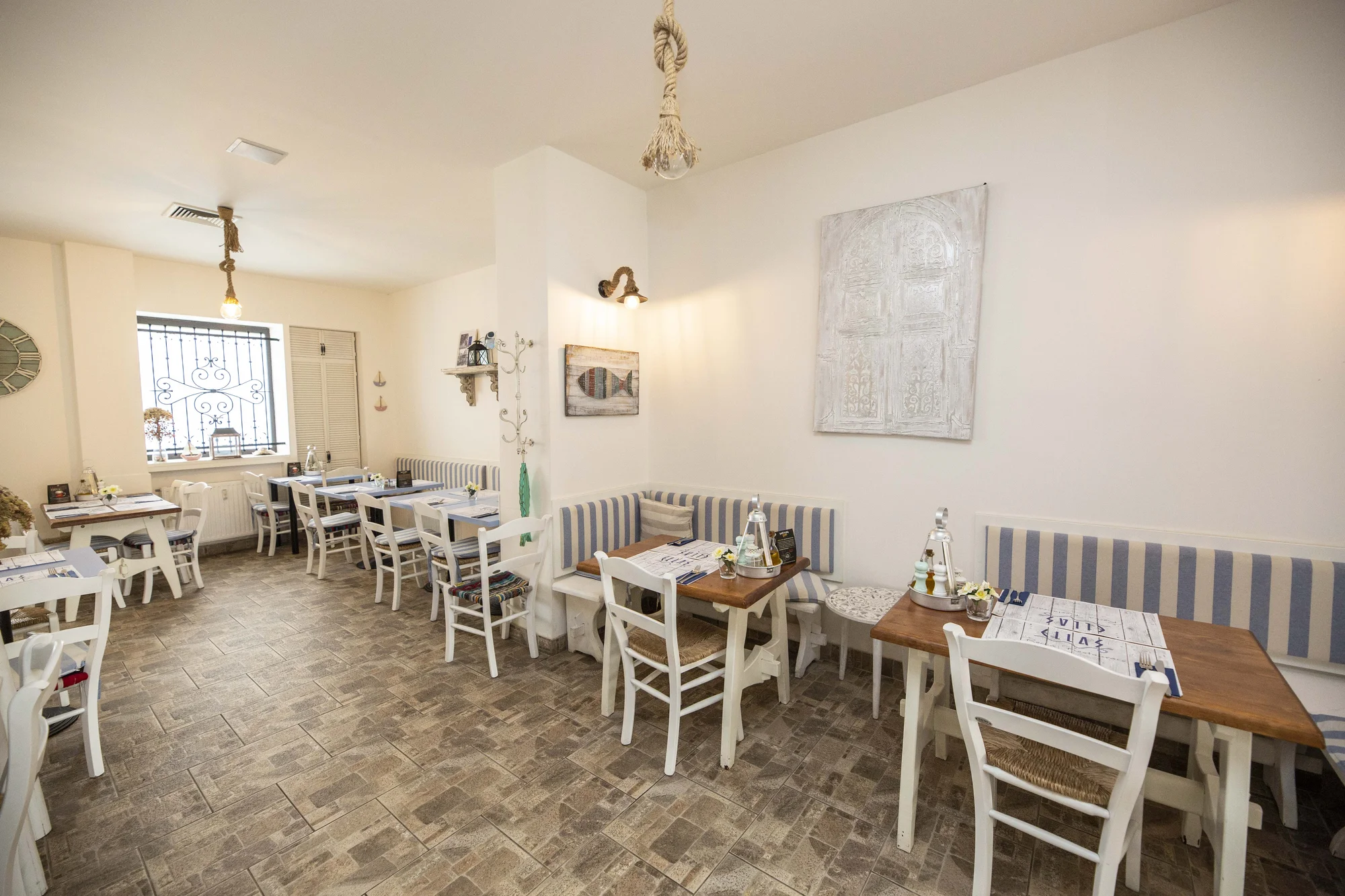 Gyros menu pro 2 osoby: talíř předkrmů, gyros v metaxové omáčce i mix dezertů a nápoje
