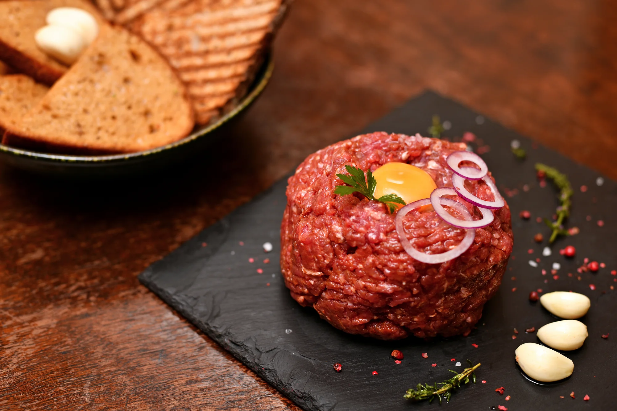 500g tatarák z argentinského rumpsteaku a neomezené množství topinek v restauraci Na Farkáně