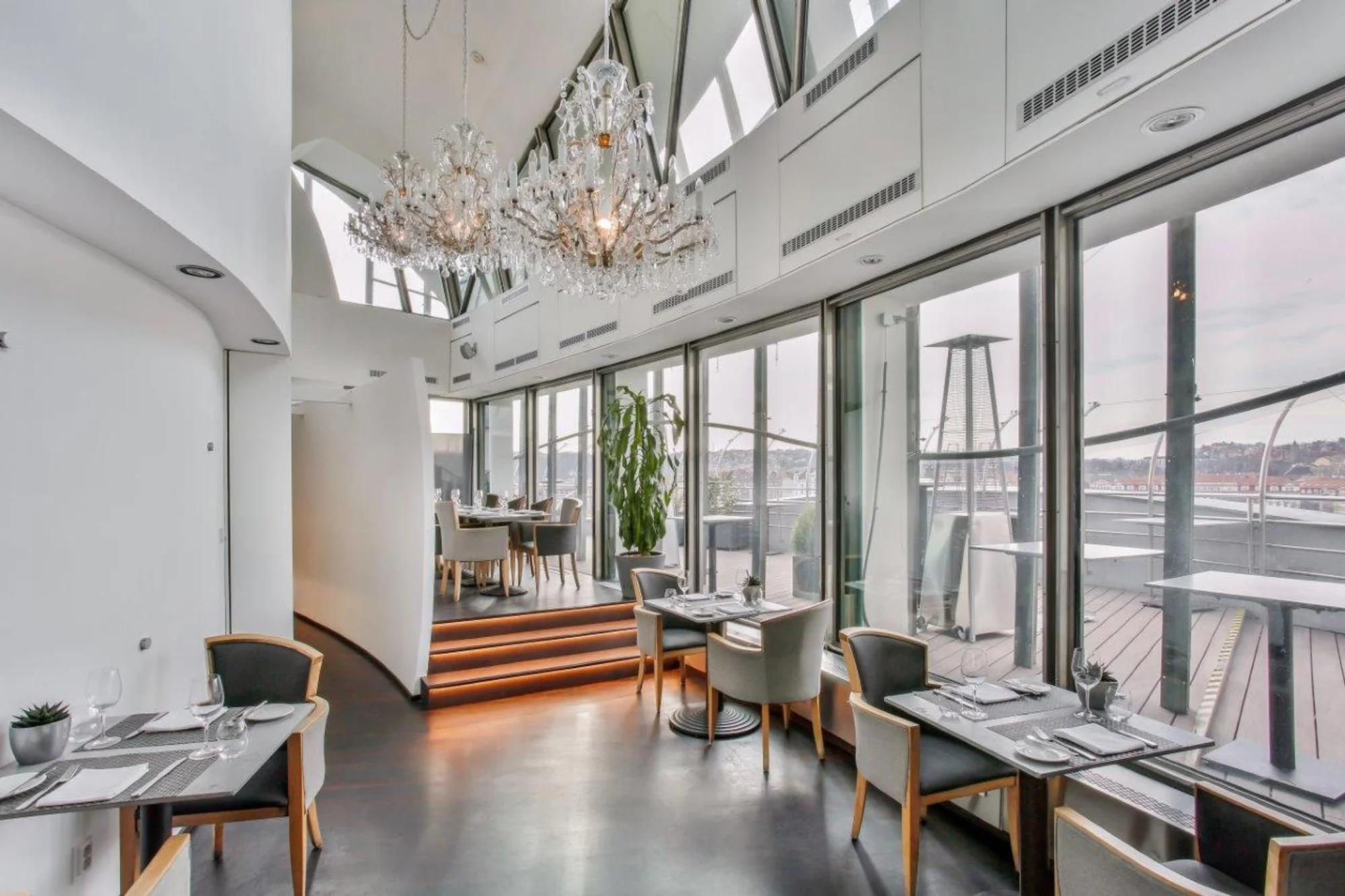 Pobyt v hotelu v Tančícím domě s krásným výhledem vč. snídaně i menu od Ondřeje Slaniny