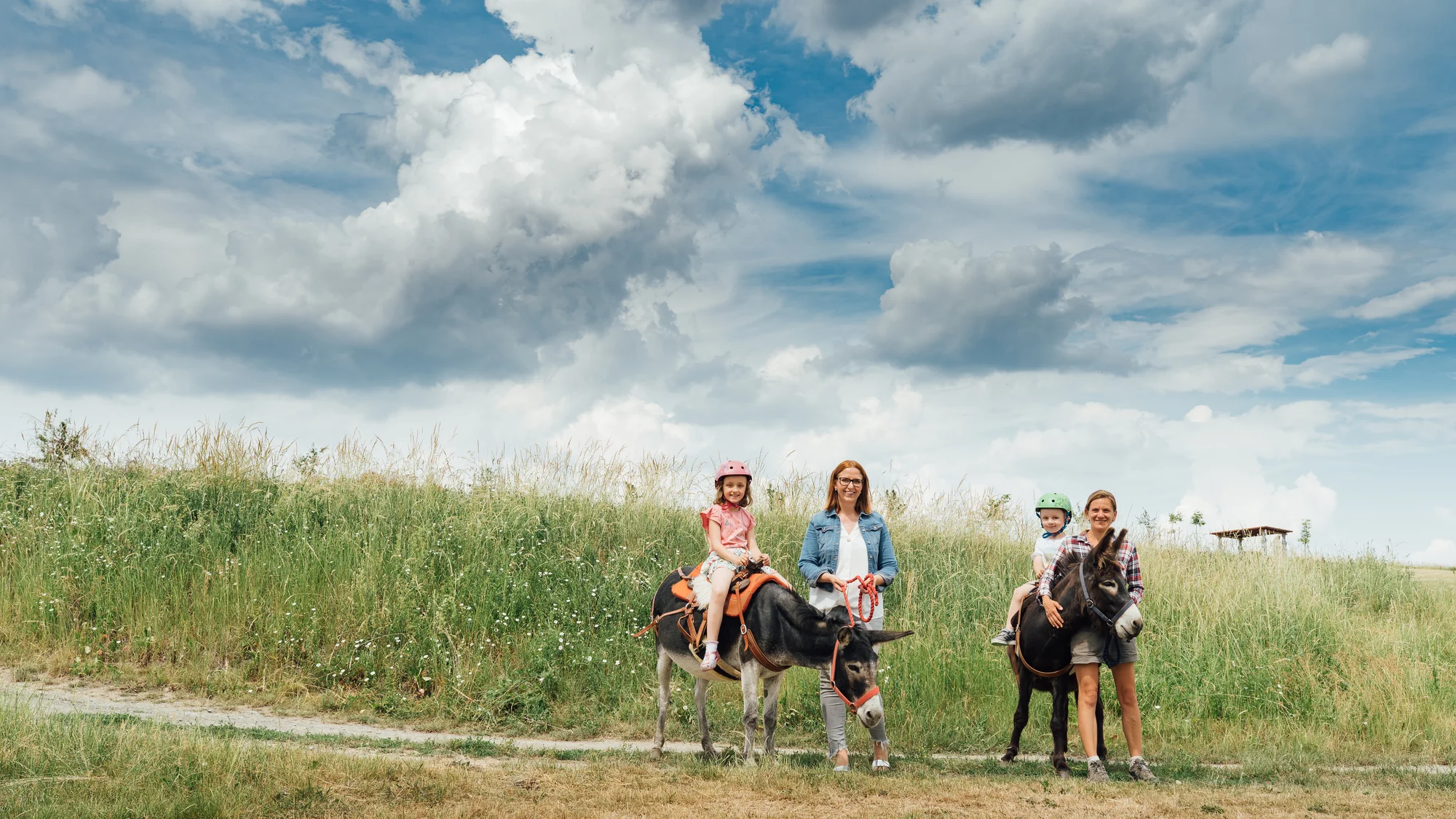 Rodinná návštěva Oslí stezky: prohlídka farmy, trail park a svezení pro děti i túra s piknikem