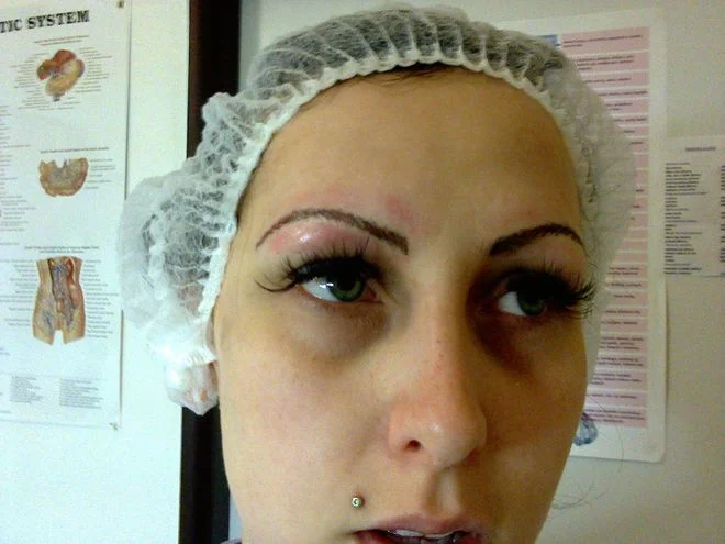 Permanentní make-up: horní i dolní oční linky, pudrové obočí, microblading či rty
