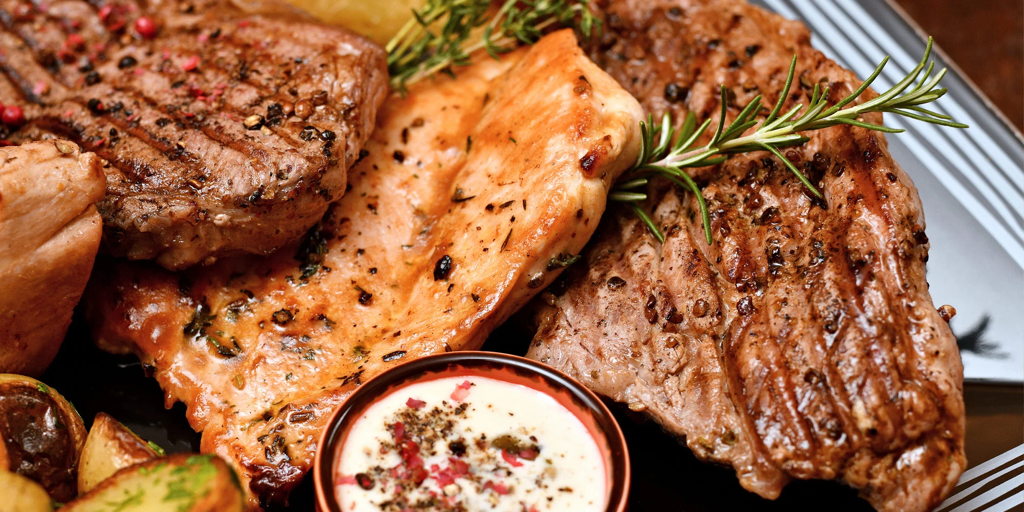 Steakové menu pro 2 nebo 4 osoby: argentinské hovězí, panenka, kuřecí, krkovice, 2 přílohy i 3 dipy
