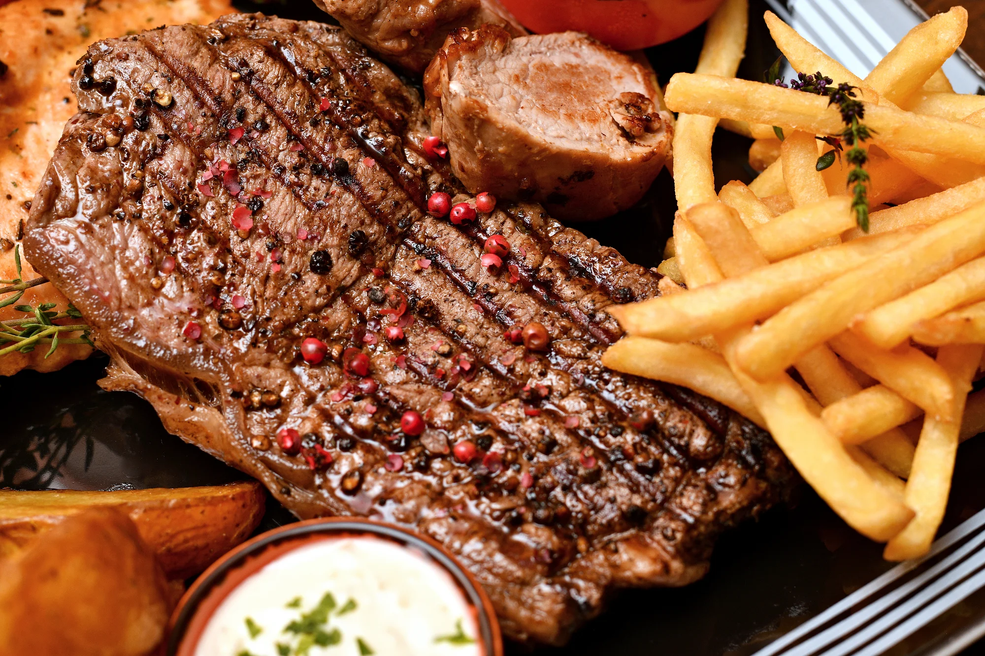 Steakové menu pro 2 nebo 4 osoby: argentinské hovězí, panenka, kuřecí, krkovice, 2 přílohy i 3 dipy