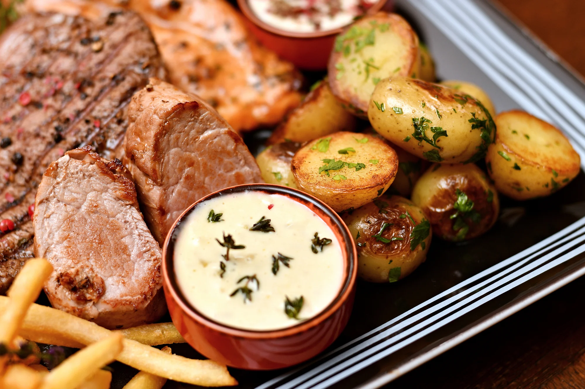 Steakové menu pro 2 nebo 4 osoby: argentinské hovězí, panenka, kuřecí, krkovice, 2 přílohy i 3 dipy
