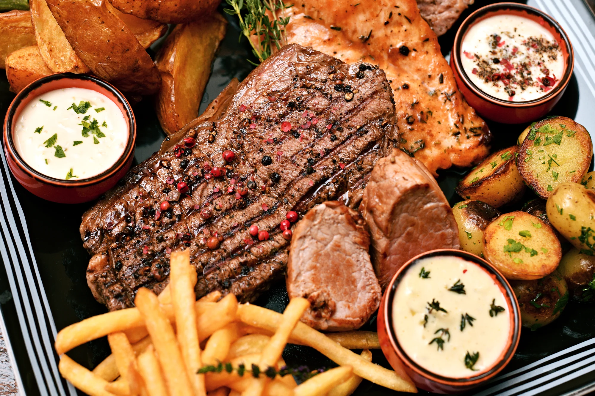 Steakové menu pro 2 nebo 4 osoby: argentinské hovězí, panenka, kuřecí, krkovice, 2 přílohy i 3 dipy