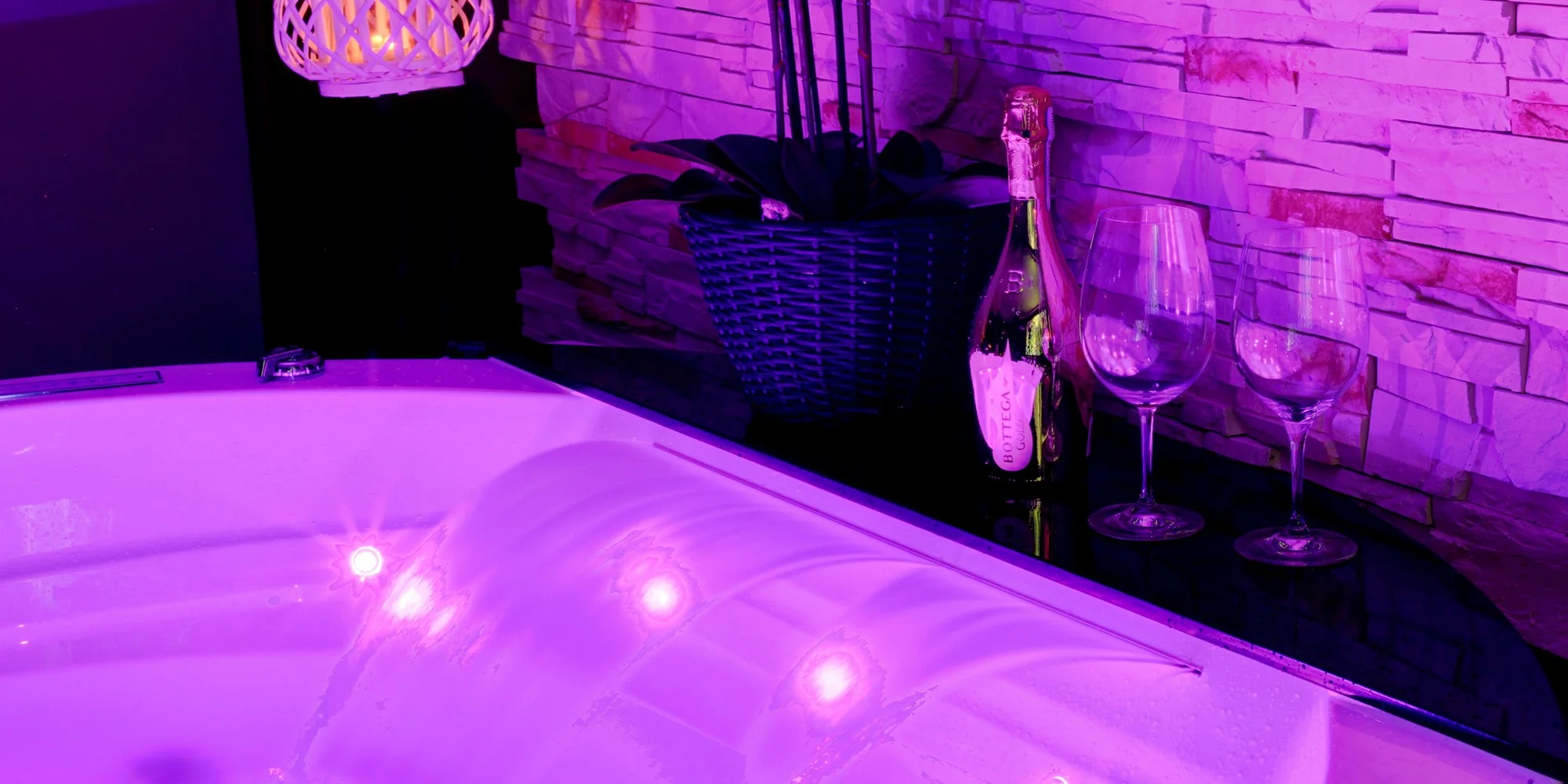 Relaxace v privátním wellness: vířivka, infrasauna, projektor i sekt