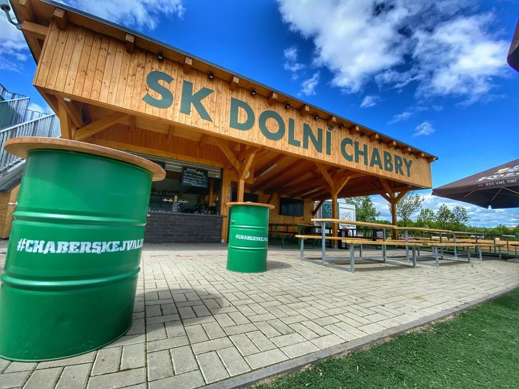 Zábava v Dolních Chabrech: celodenní vstup na trampolíny a džus