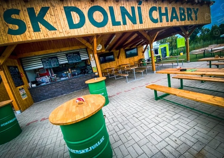 Zábava v Dolních Chabrech: celodenní vstup na trampolíny a džus