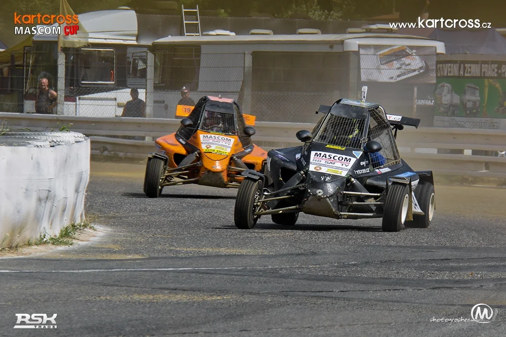 Adrenalinová jízda i celý den v závodní buggy: palivo, profi trať a instruktáž od mistra ČR