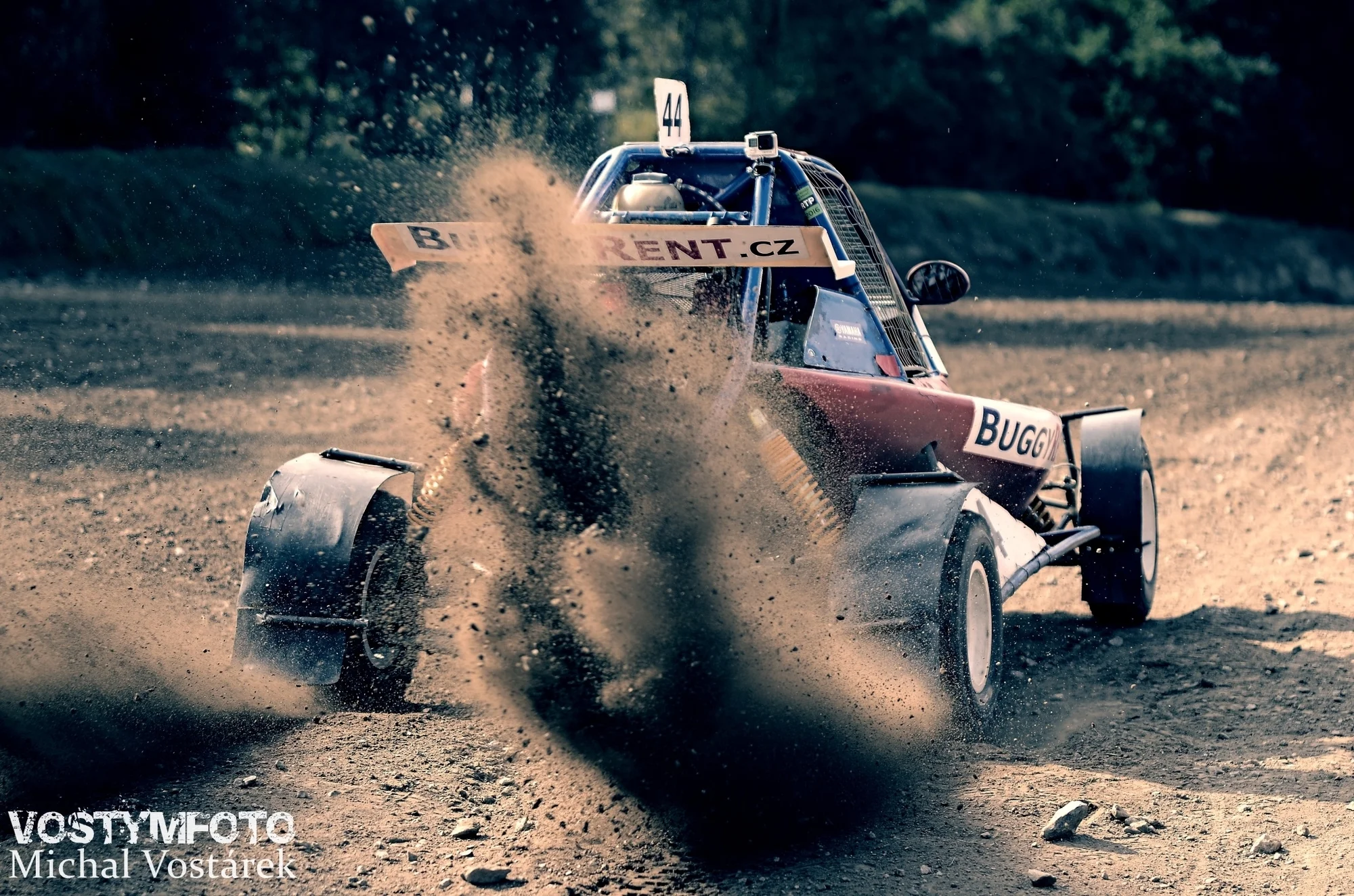 Adrenalinová jízda i celý den v závodní buggy: palivo, profi trať a instruktáž od mistra ČR