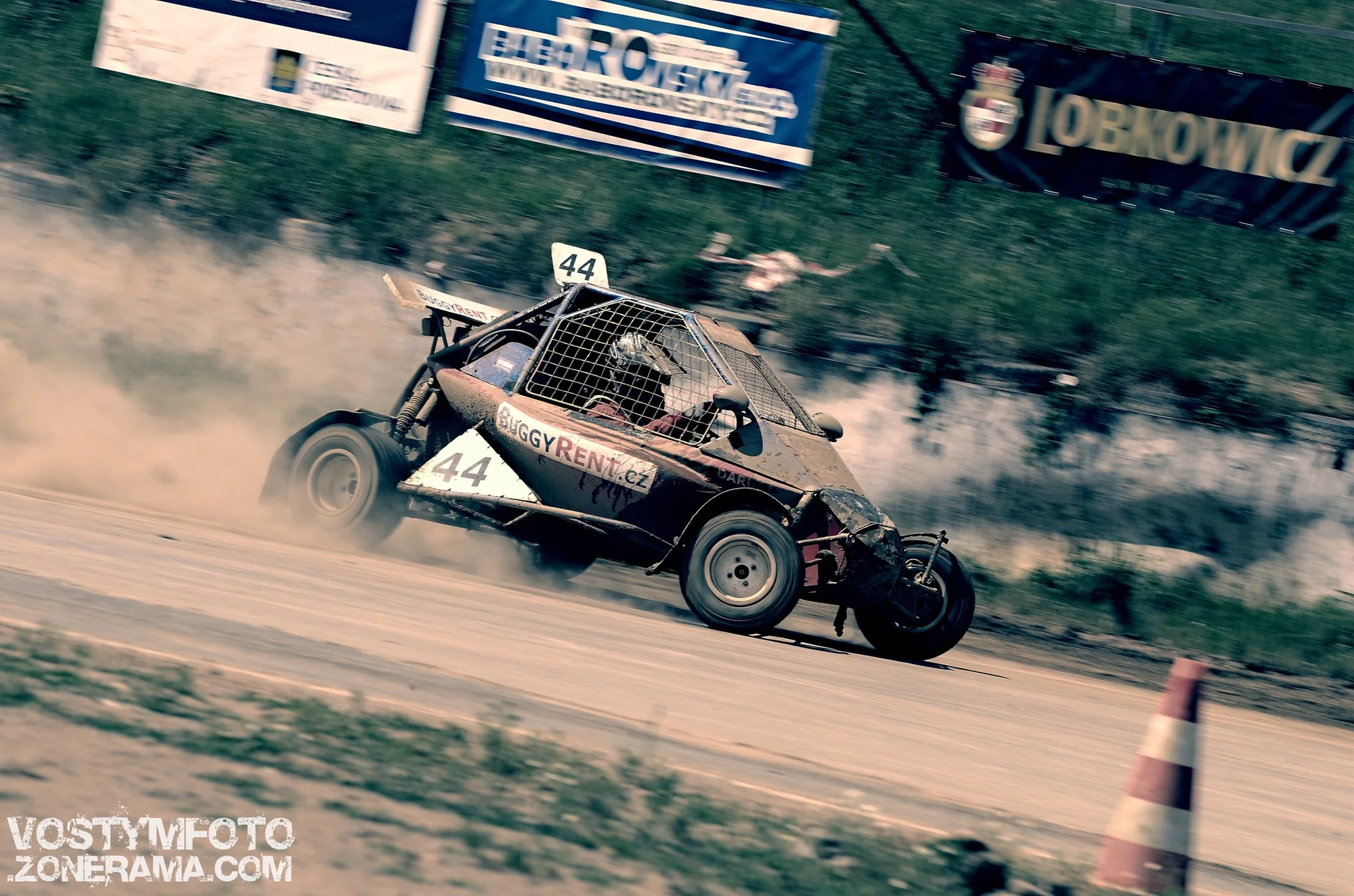 Adrenalinová jízda i celý den v závodní buggy: palivo, profi trať a instruktáž od mistra ČR