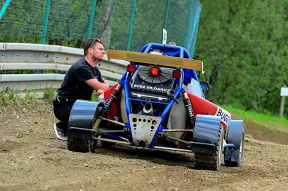 Adrenalinová jízda i celý den v závodní buggy: palivo, profi trať a instruktáž od mistra ČR