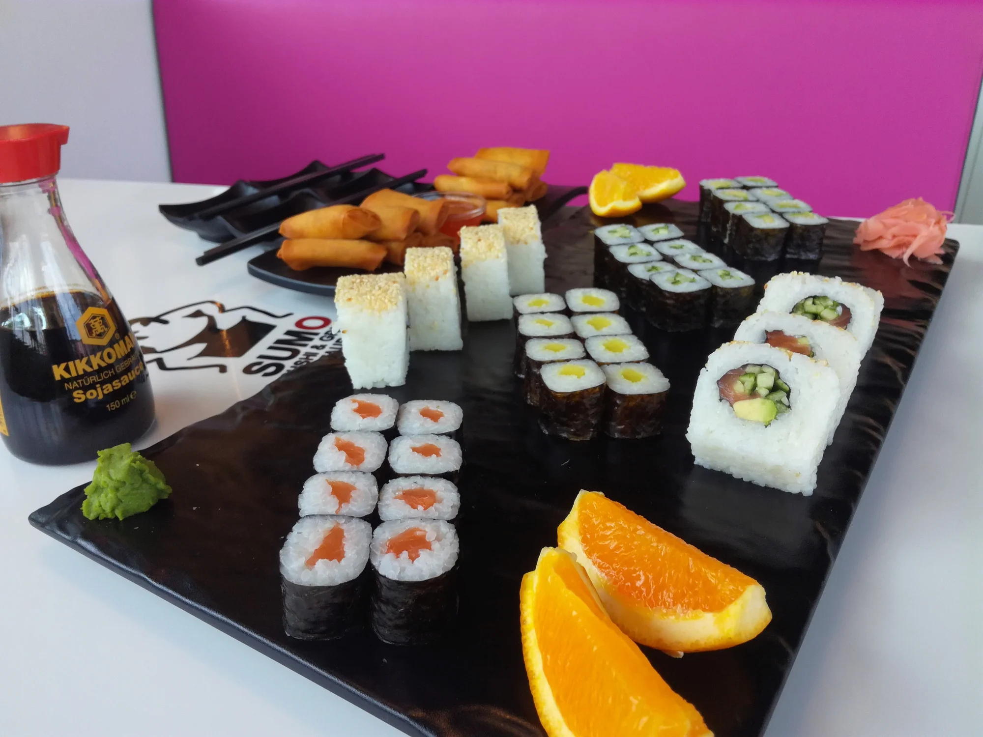 Sushi sety s rolkami maki, nigiri, krevetami, závitky, saláty i ovocem