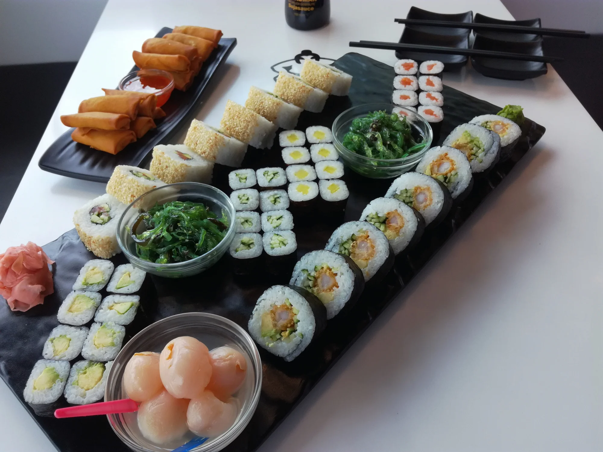 Sushi sety s rolkami maki, nigiri, krevetami, závitky, saláty i ovocem