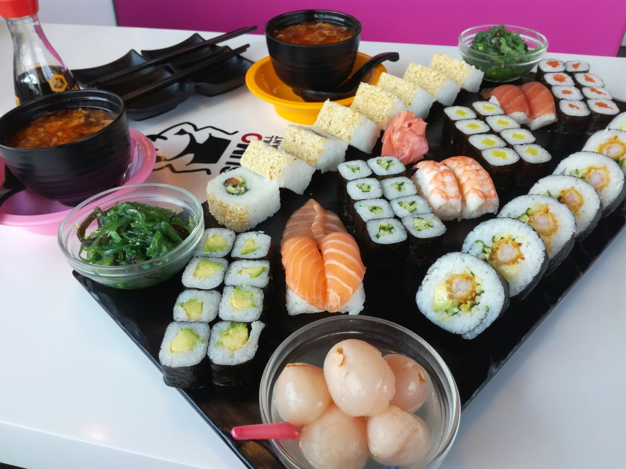 Sushi sety s rolkami maki, nigiri, krevetami, závitky, saláty i ovocem