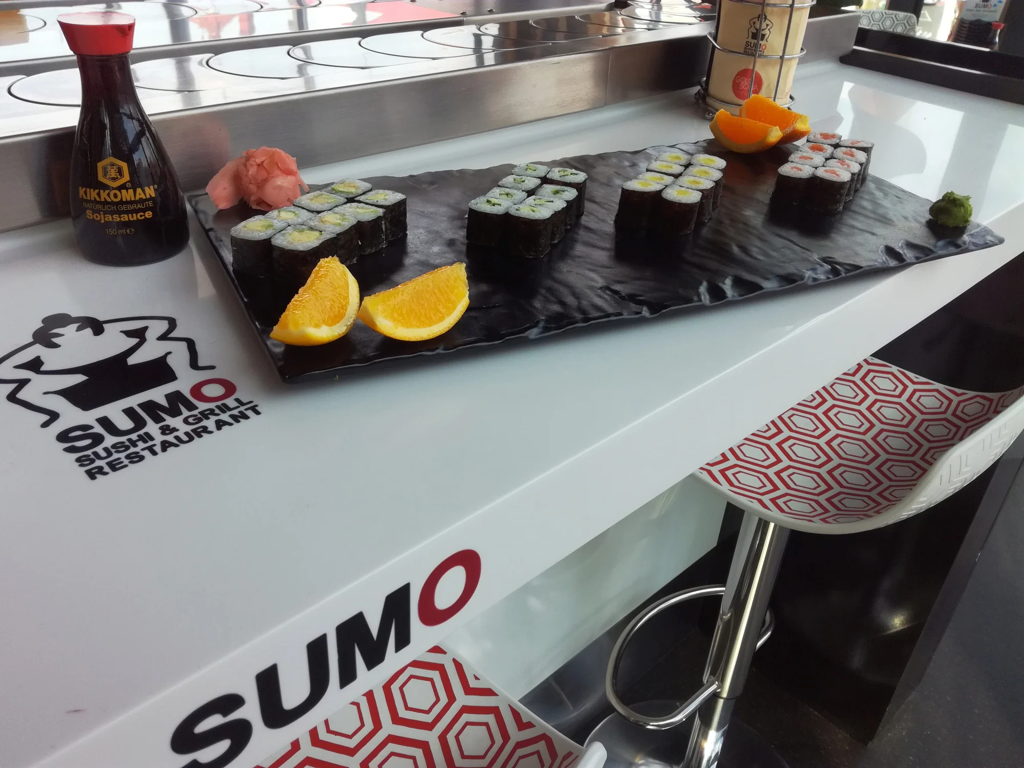 Sushi sety s rolkami maki, nigiri, krevetami, závitky, saláty i ovocem