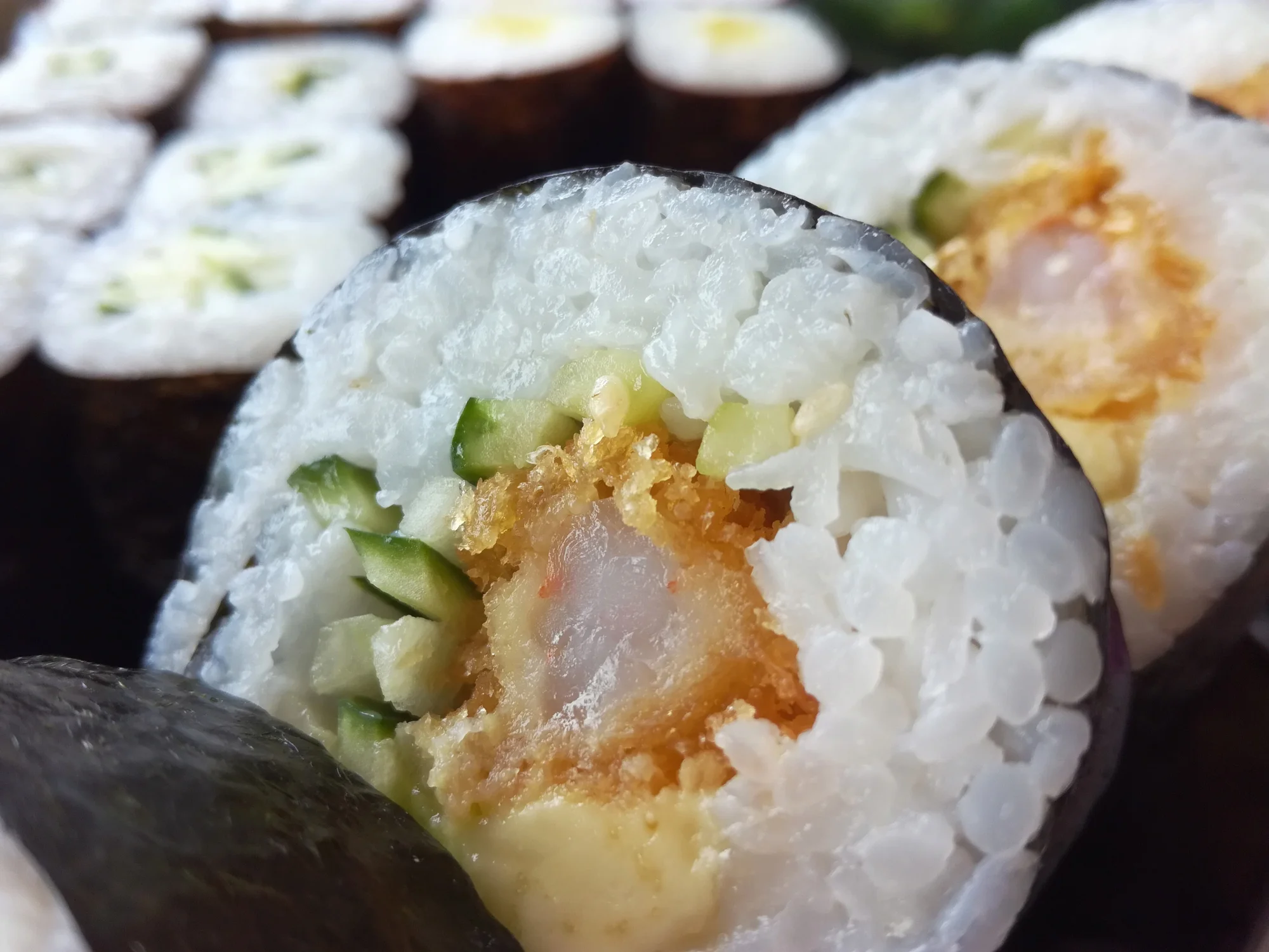 Sushi sety s rolkami maki, nigiri, krevetami, závitky, saláty i ovocem