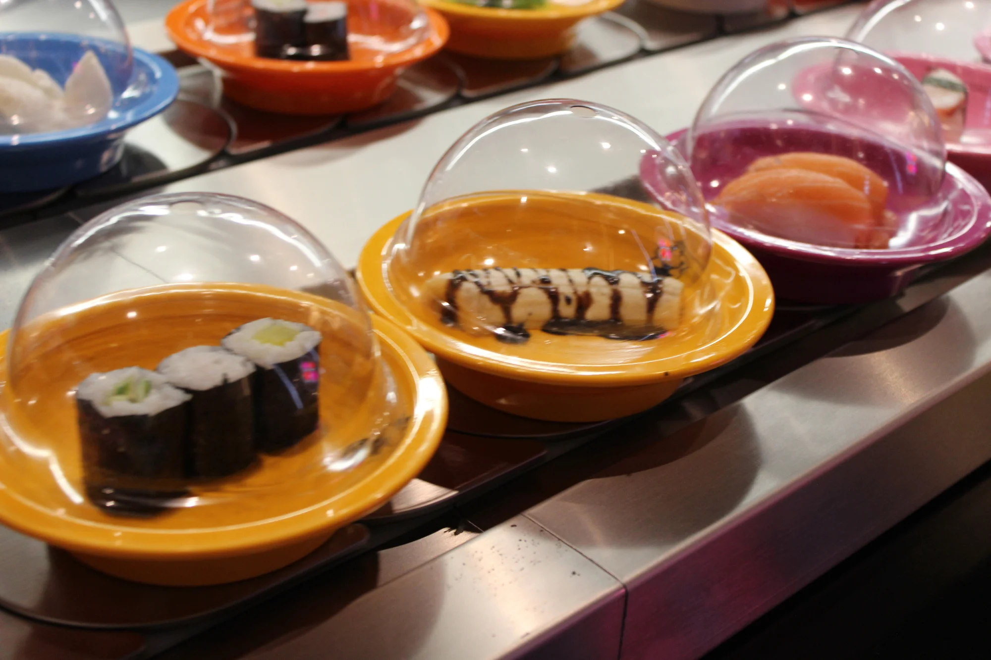 Running sushi v Hradci Králové: 2 h konzumace asijských pochoutek pro dospělé i děti