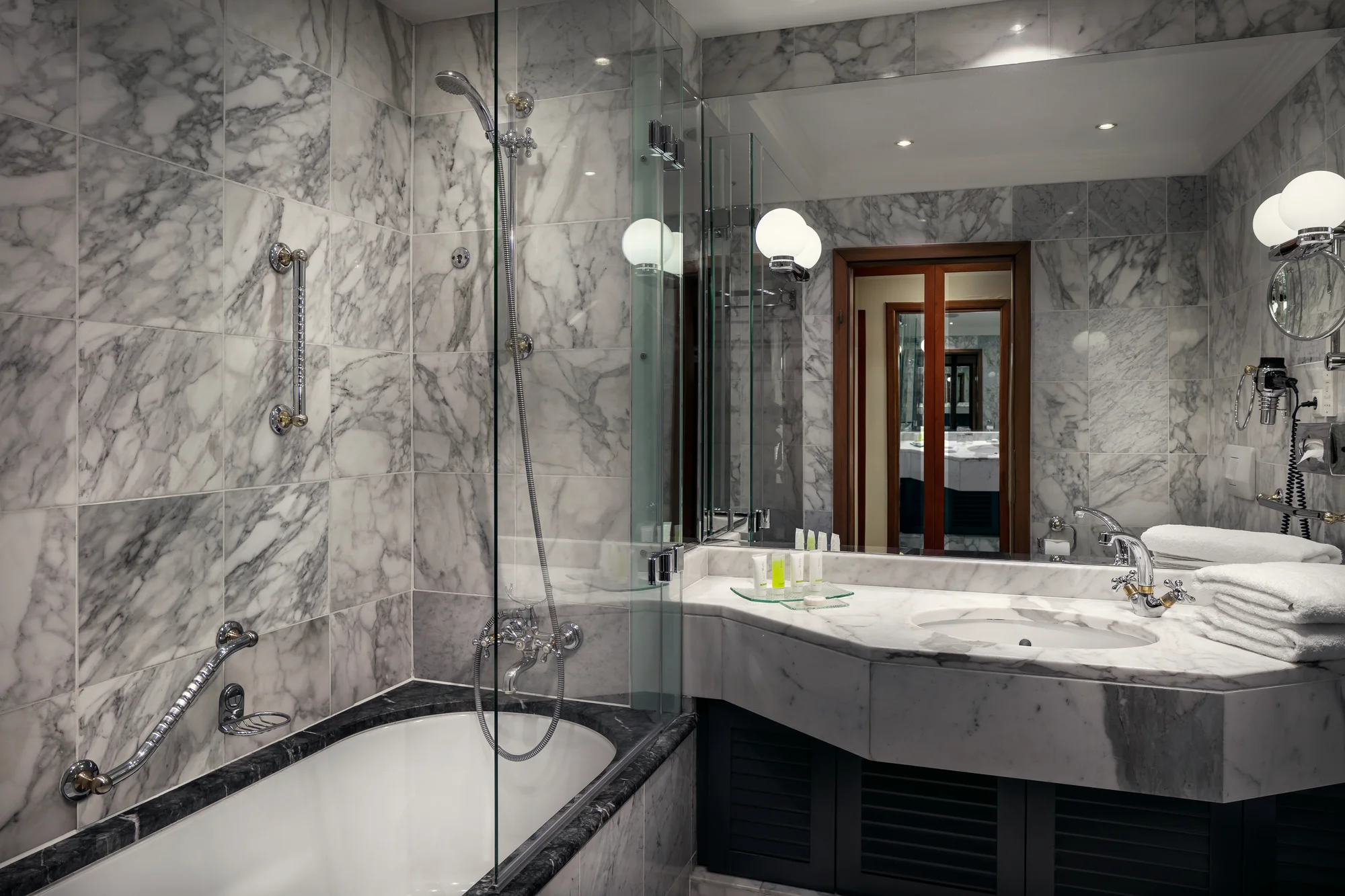 Luxusní hotel u Václavského náměstí: pokoj Deluxe, snídaně, parkování i pozdní check-out