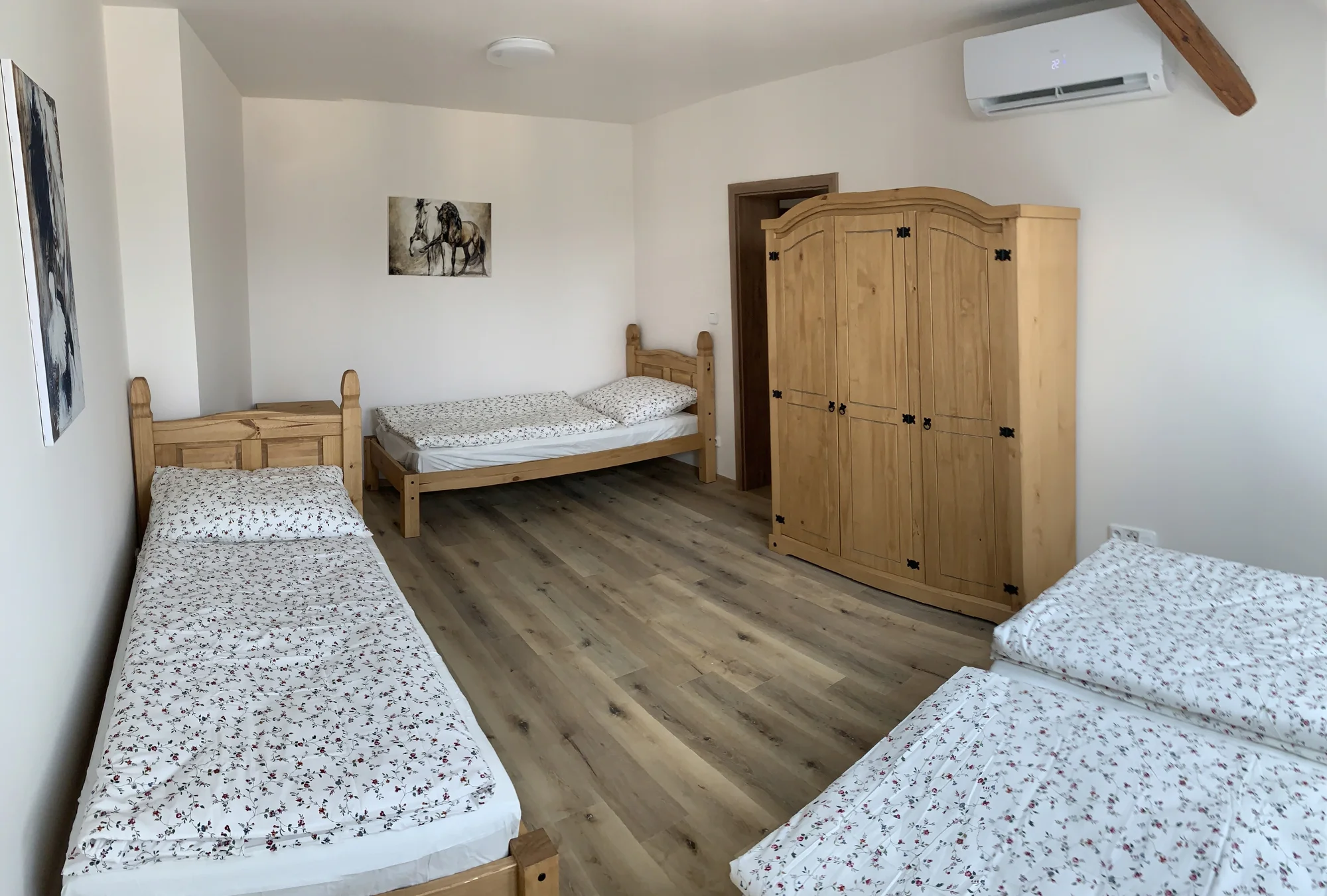 Pobyt na statku pod Brdy: vybavené apartmány až pro 5 osob i vyjížďka na koních