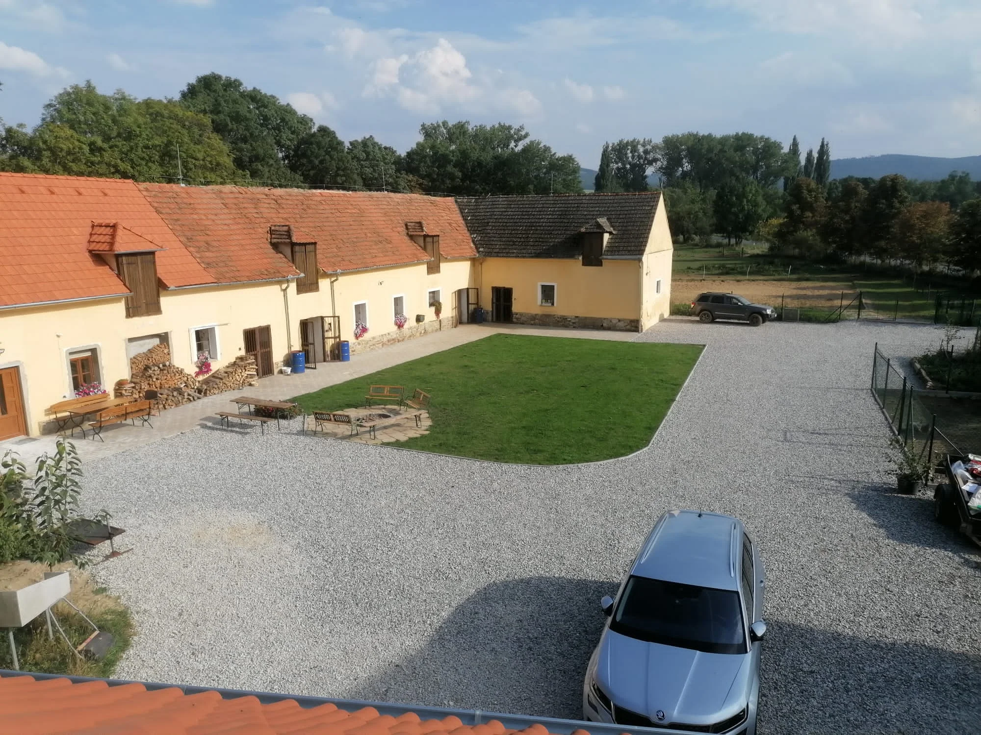 Pobyt na statku pod Brdy: vybavené apartmány až pro 5 osob i vyjížďka na koních