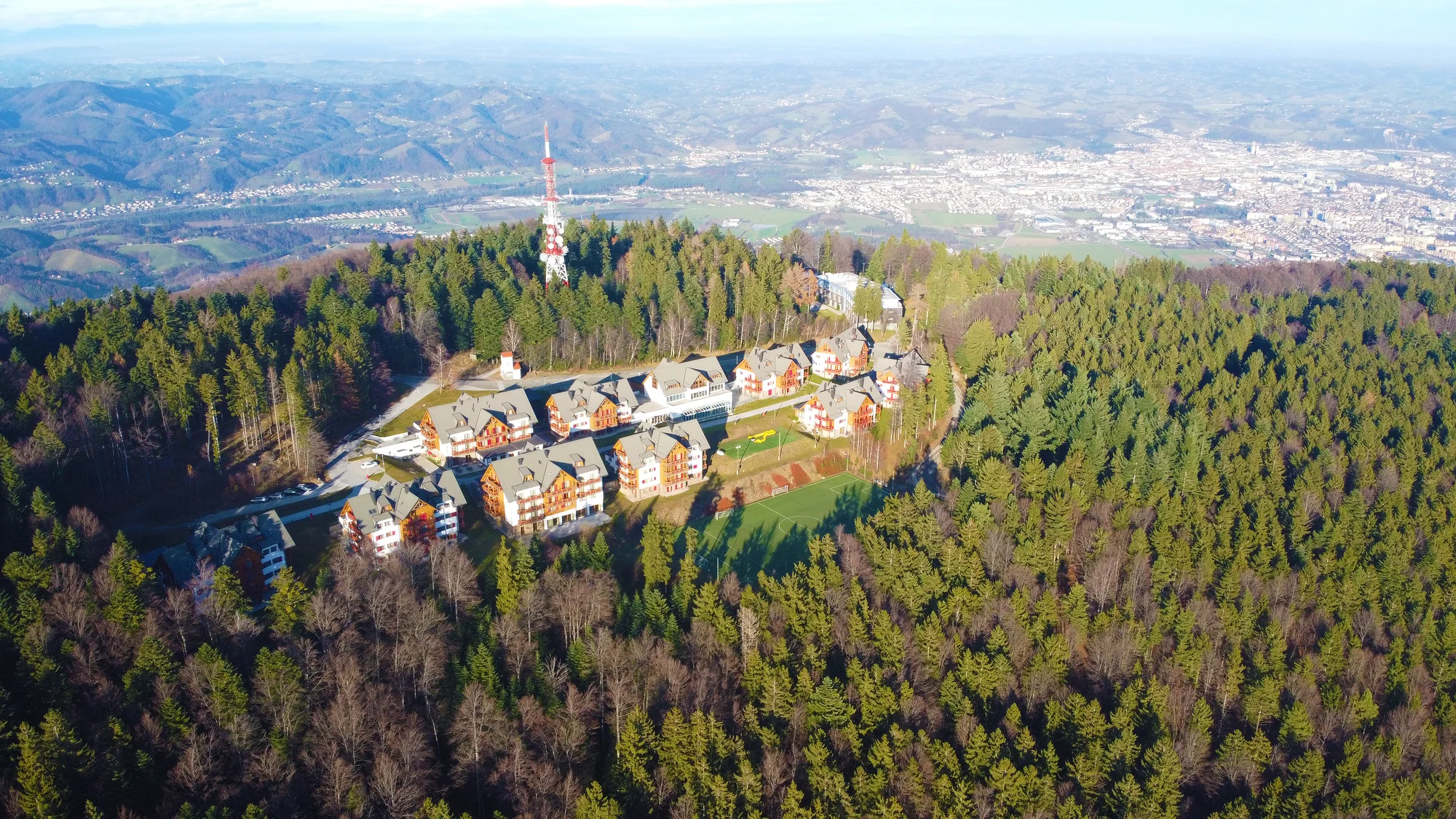 Dovolená ve Slovinsku: horský hotel u Mariboru s polopenzí a bazénem