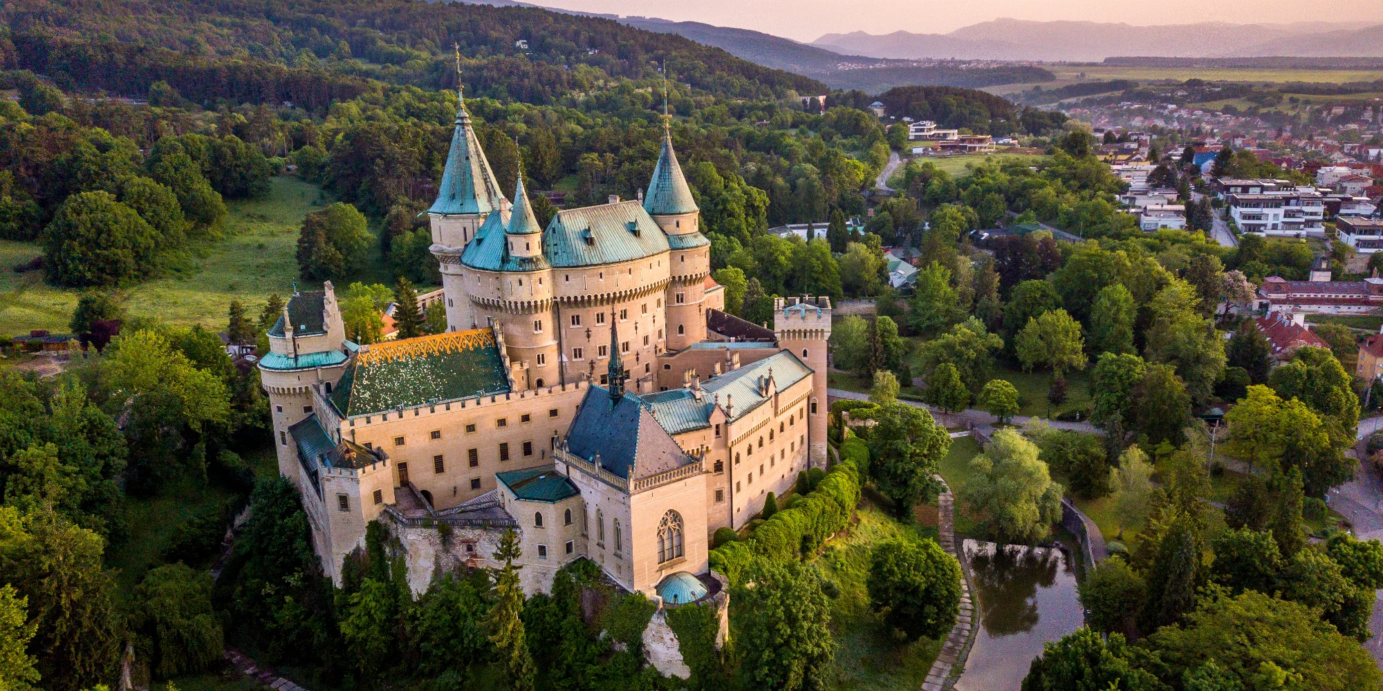 Pobyt ve 3* hotelu v Bojnicích kousek od zámku: snídaně i láhev vína