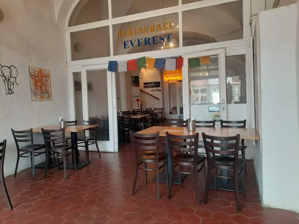 3chodová indická hostina pro 2 nebo 4 osoby: smažená zelenina, omáčky i sladká tečka