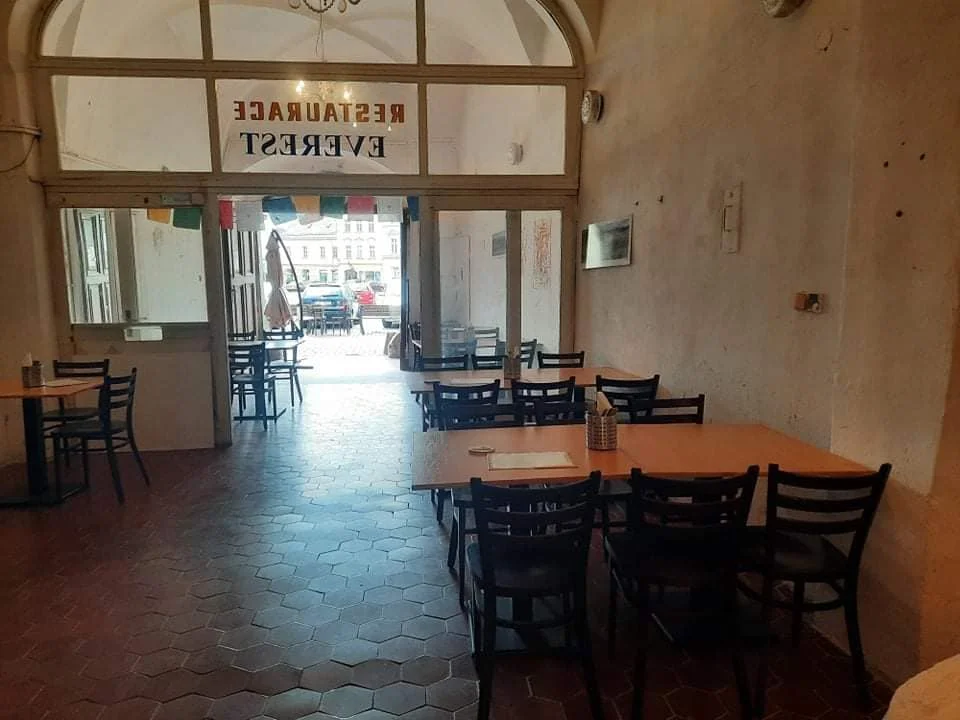 3chodová indická hostina pro 2 nebo 4 osoby: smažená zelenina, omáčky i sladká tečka