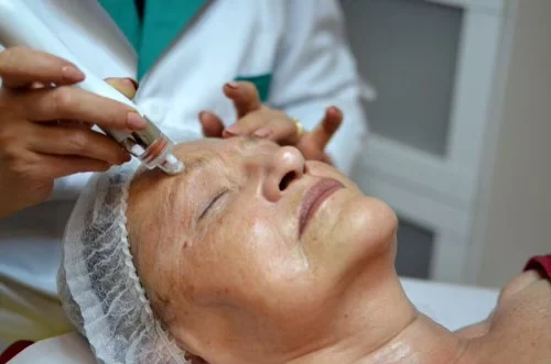Péče o vaši pleť nebo záda: kosmetické ošetření dle výběru i masáž obličeje a dekoltu