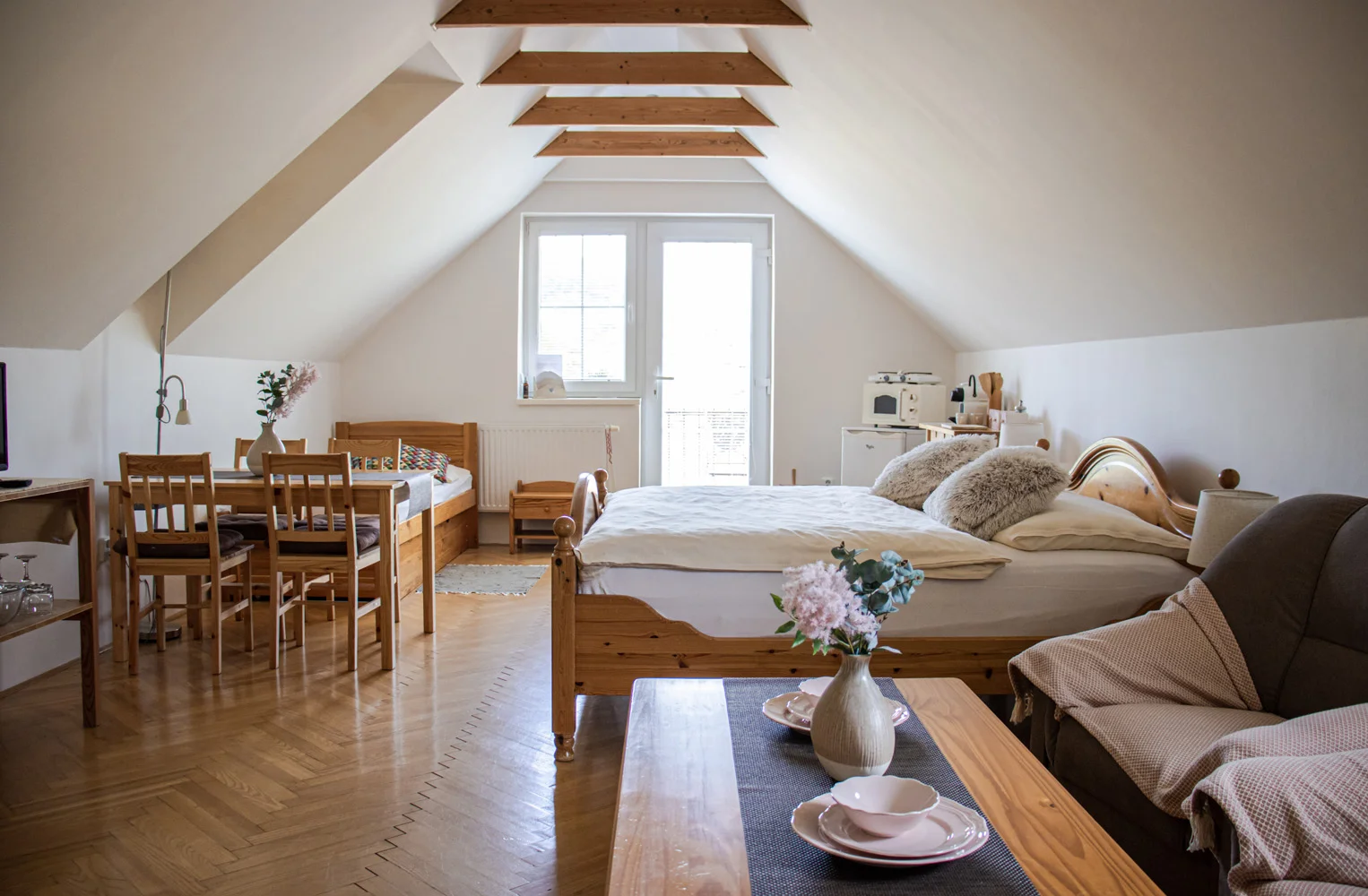 Lázeňský relax v Luhačovicích: nové apartmány se zahradou, snídaně i koupel ve wellness sudu