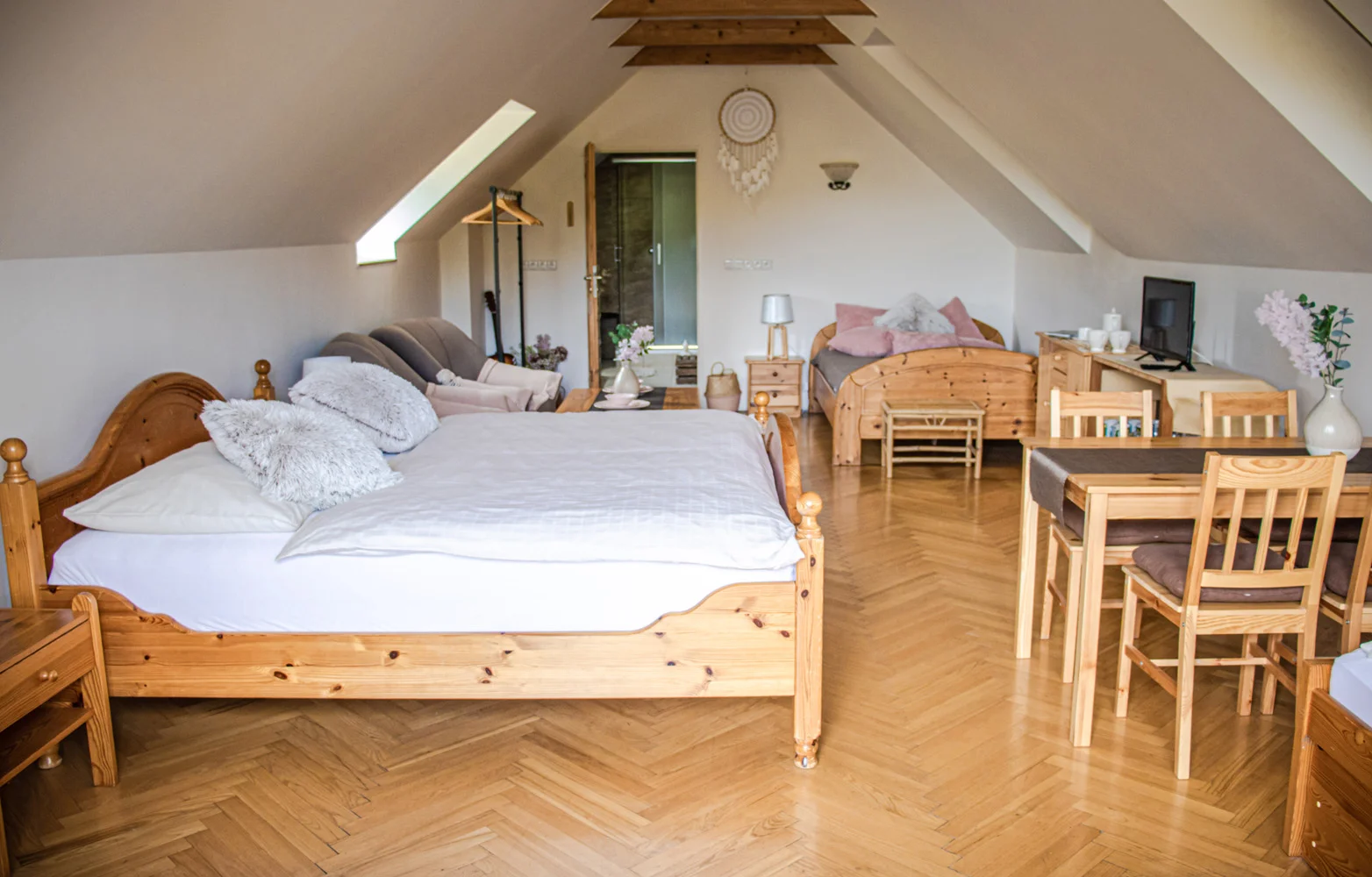Lázeňský relax v Luhačovicích: nové apartmány se zahradou, snídaně i koupel ve wellness sudu